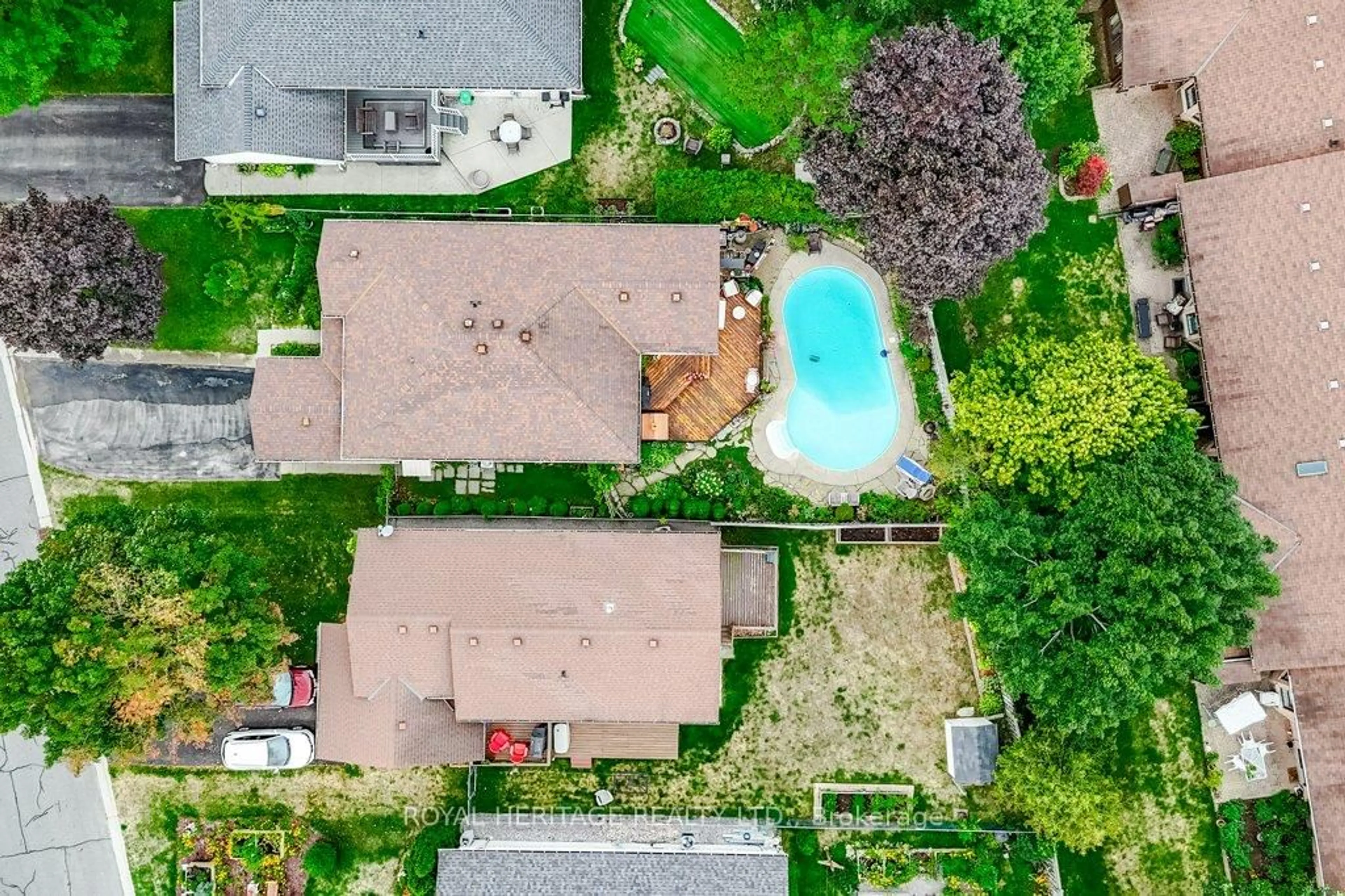 A pic from outside/outdoor area/front of a property/back of a property/a pic from drone, street for 258 Franmor Dr, Peterborough Ontario K9H 7M3