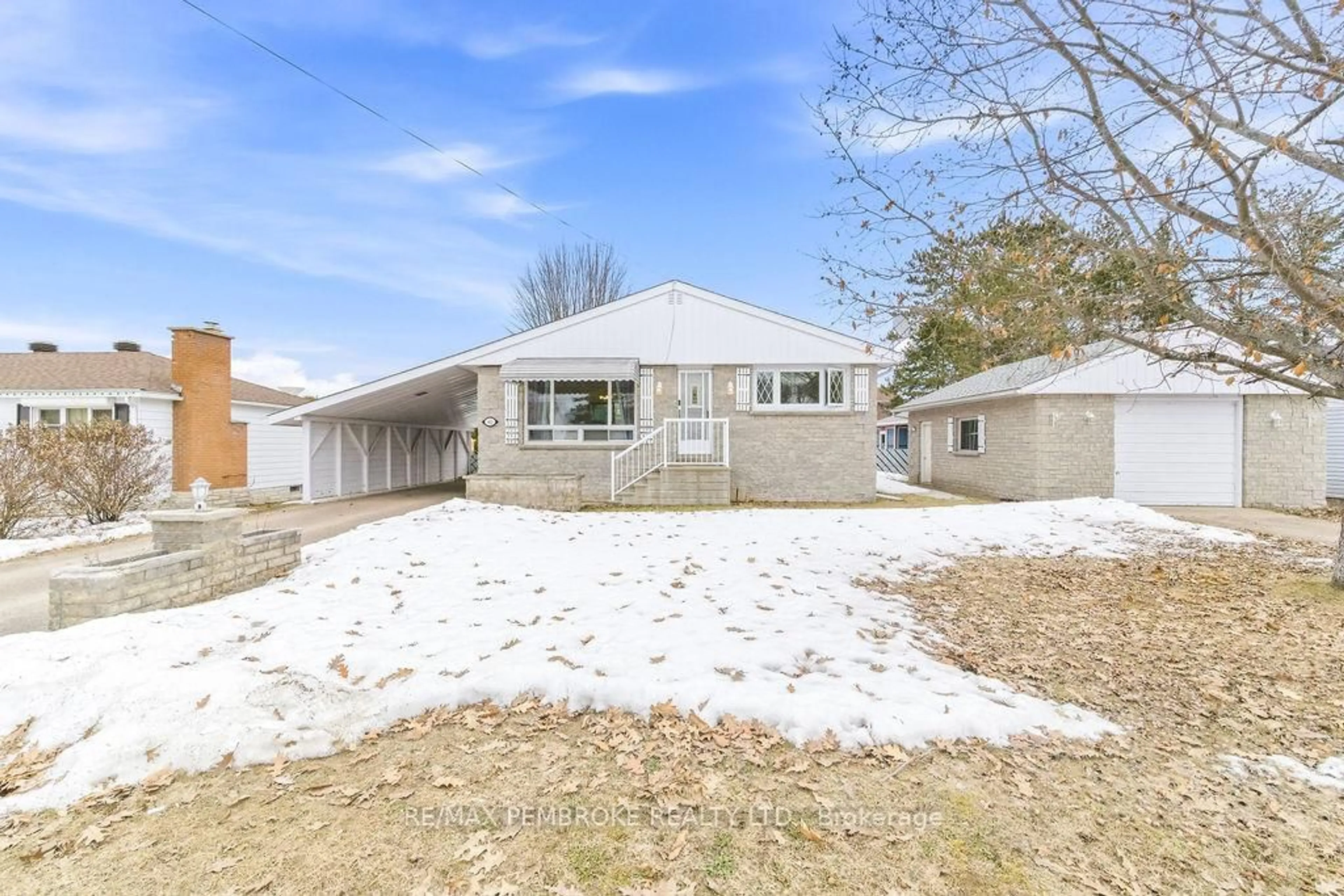 A pic from outside/outdoor area/front of a property/back of a property/a pic from drone, street for 61 Church St, Chalk River Ontario K0J 1J0