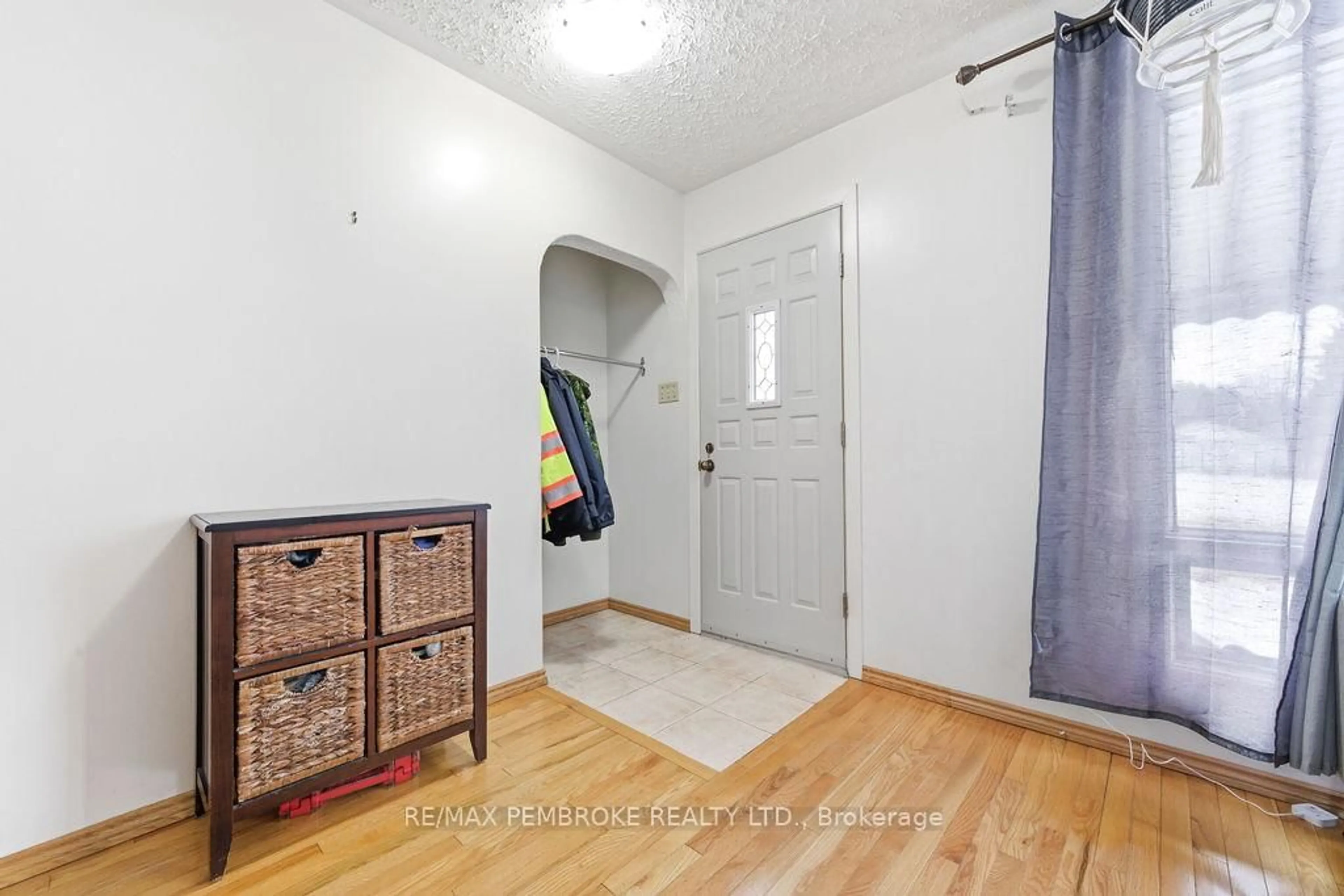 Indoor entryway for 61 Church St, Chalk River Ontario K0J 1J0