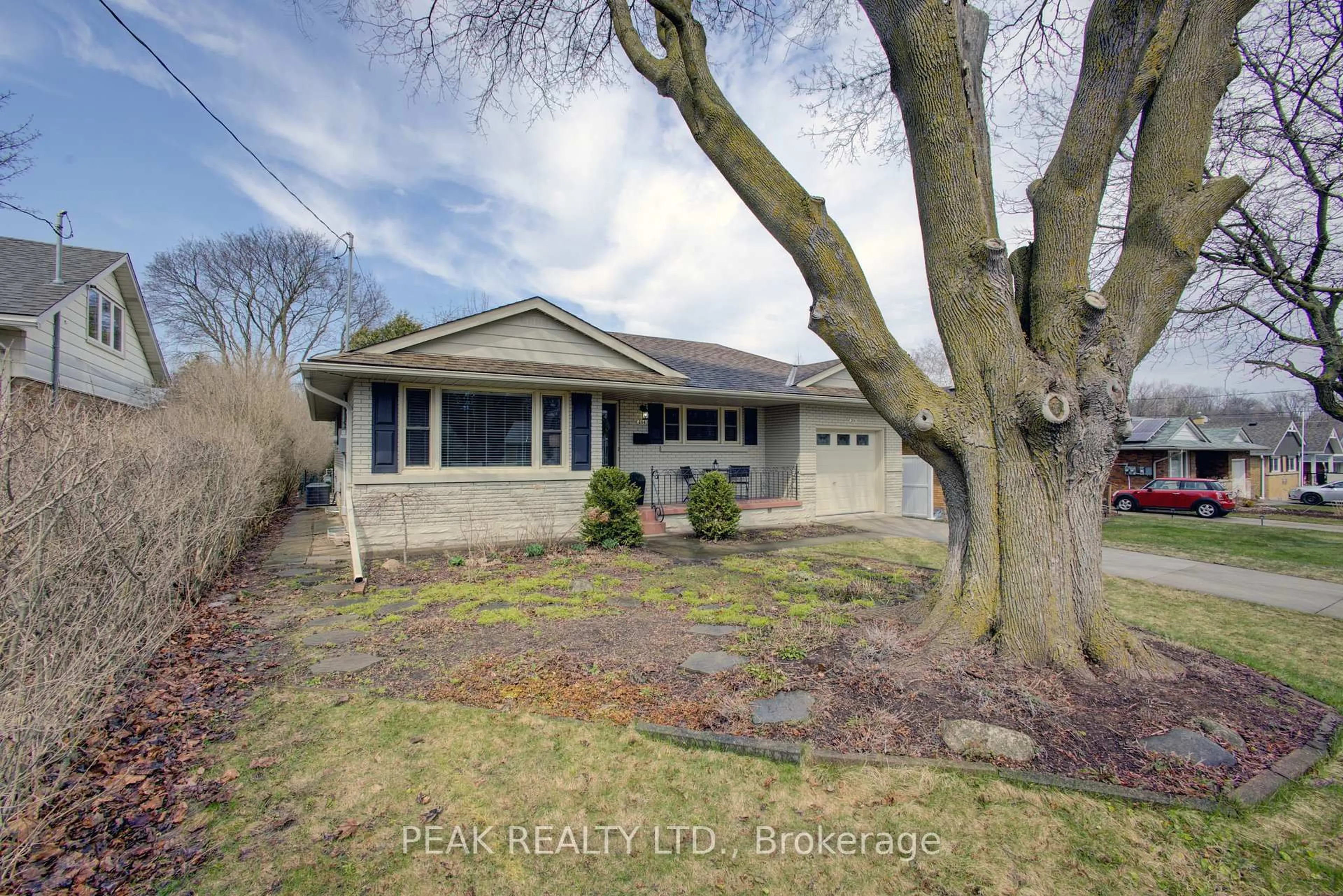 A pic from outside/outdoor area/front of a property/back of a property/a pic from drone, street for 204 Rodney St, Waterloo Ontario N2J 1G5