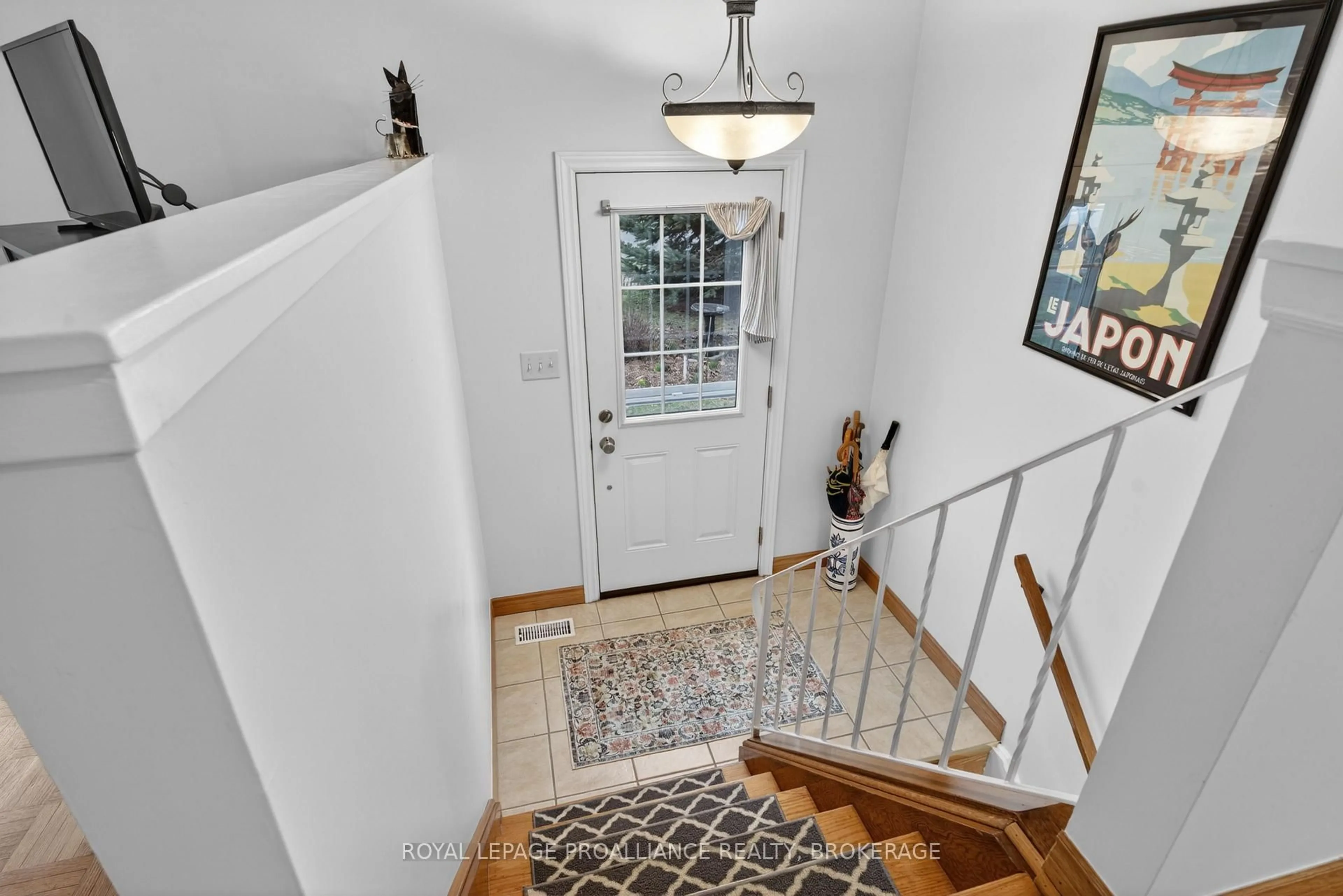 Indoor entryway for 810 Camberley Cres, Kingston Ontario K7M 4C4