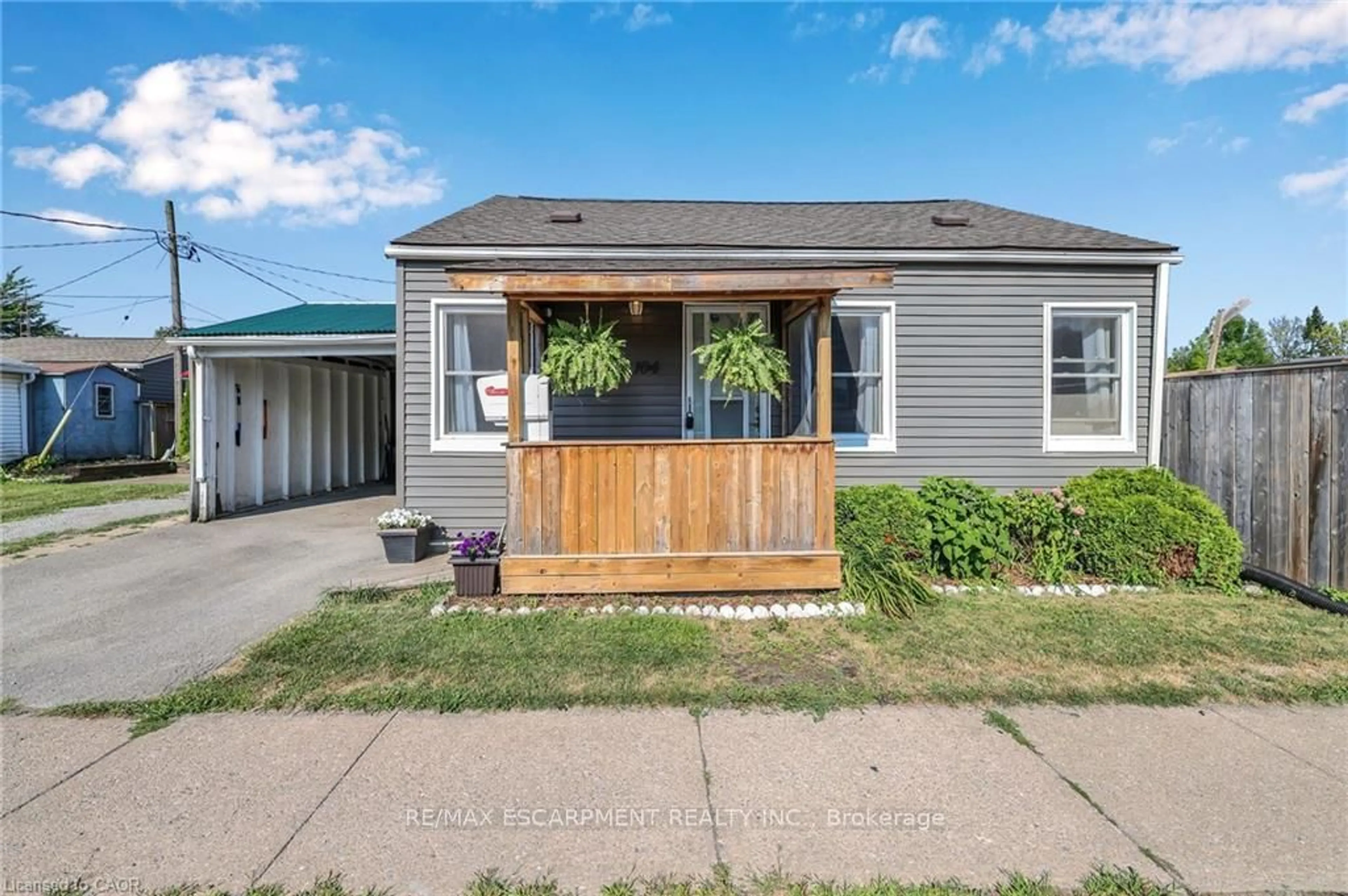 Home with vinyl exterior material, street for 104 Southworth St, Welland Ontario L3B 1Y8