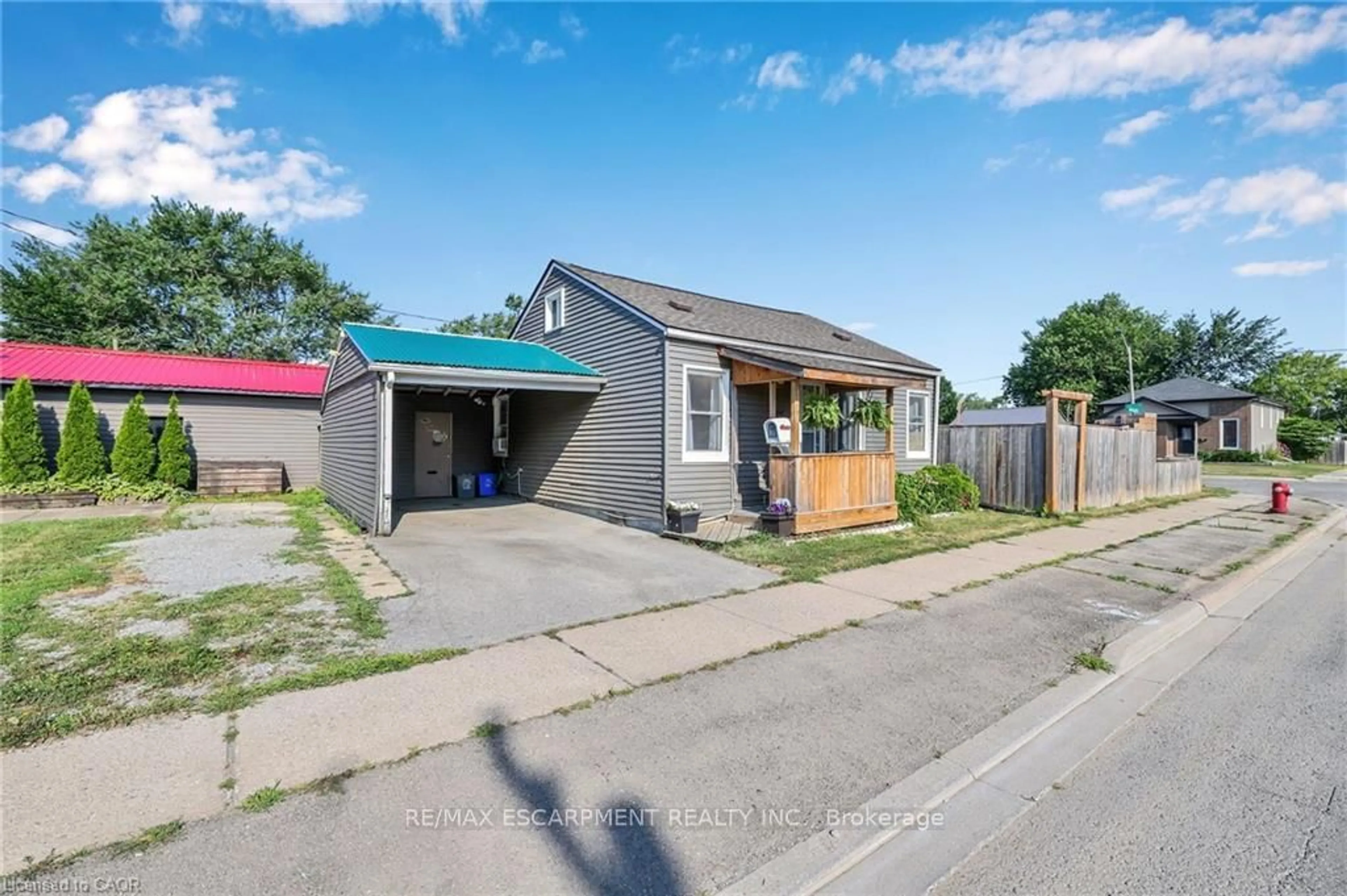 A pic from outside/outdoor area/front of a property/back of a property/a pic from drone, street for 104 Southworth St, Welland Ontario L3B 1Y8