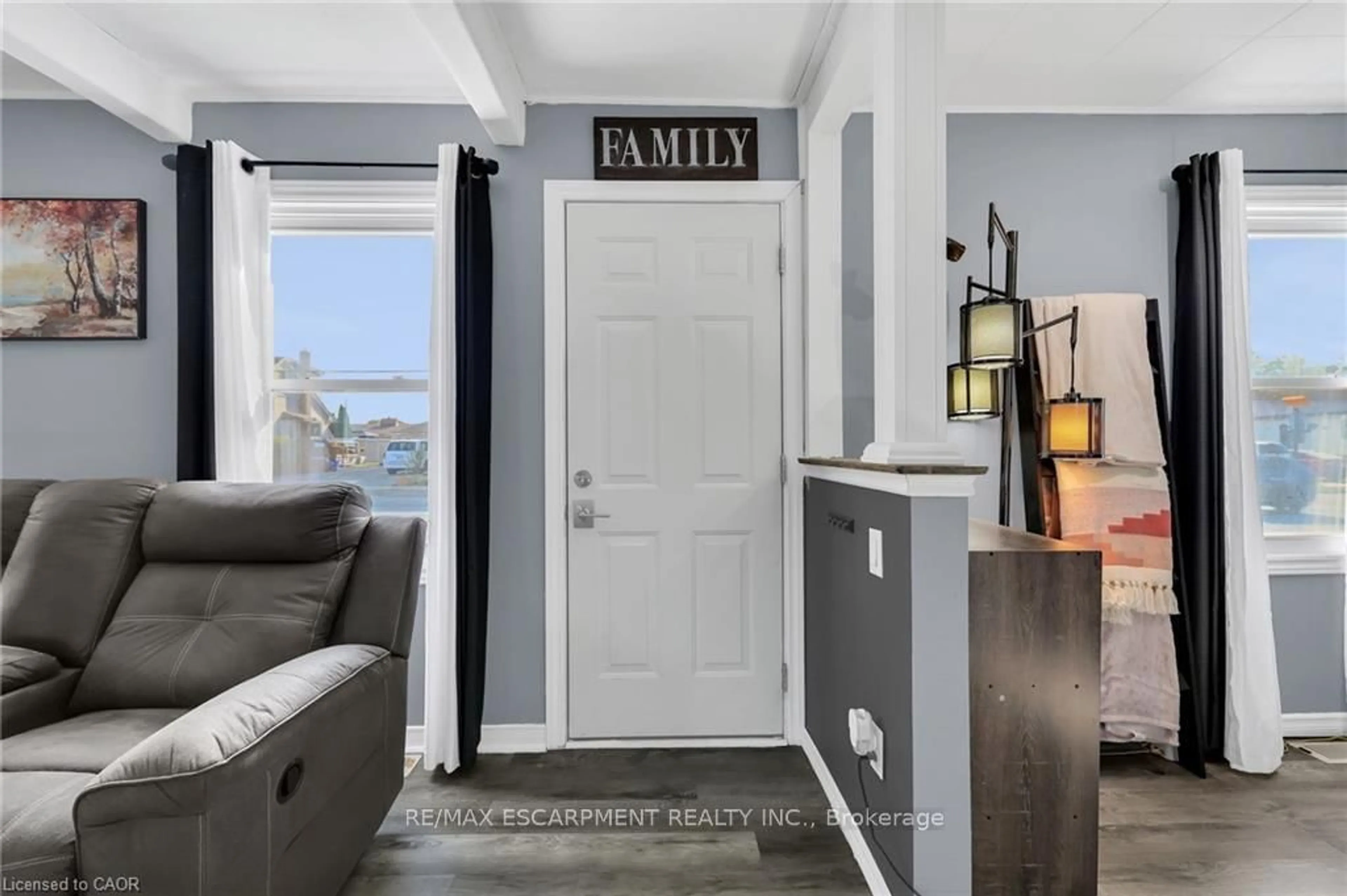 Indoor entryway for 104 Southworth St, Welland Ontario L3B 1Y8