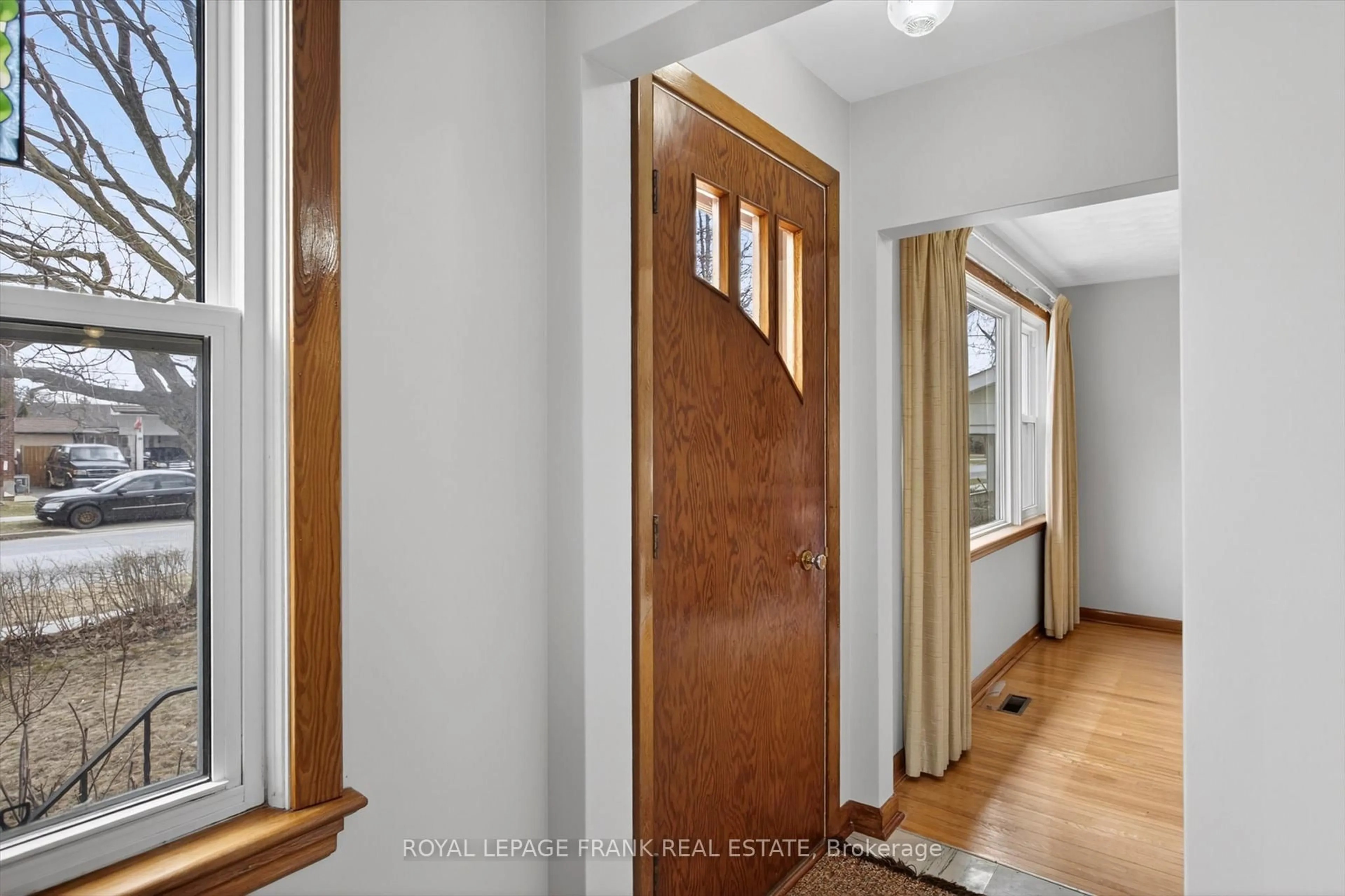 Indoor entryway for 929 Western Ave, Peterborough Ontario K9J 5W1