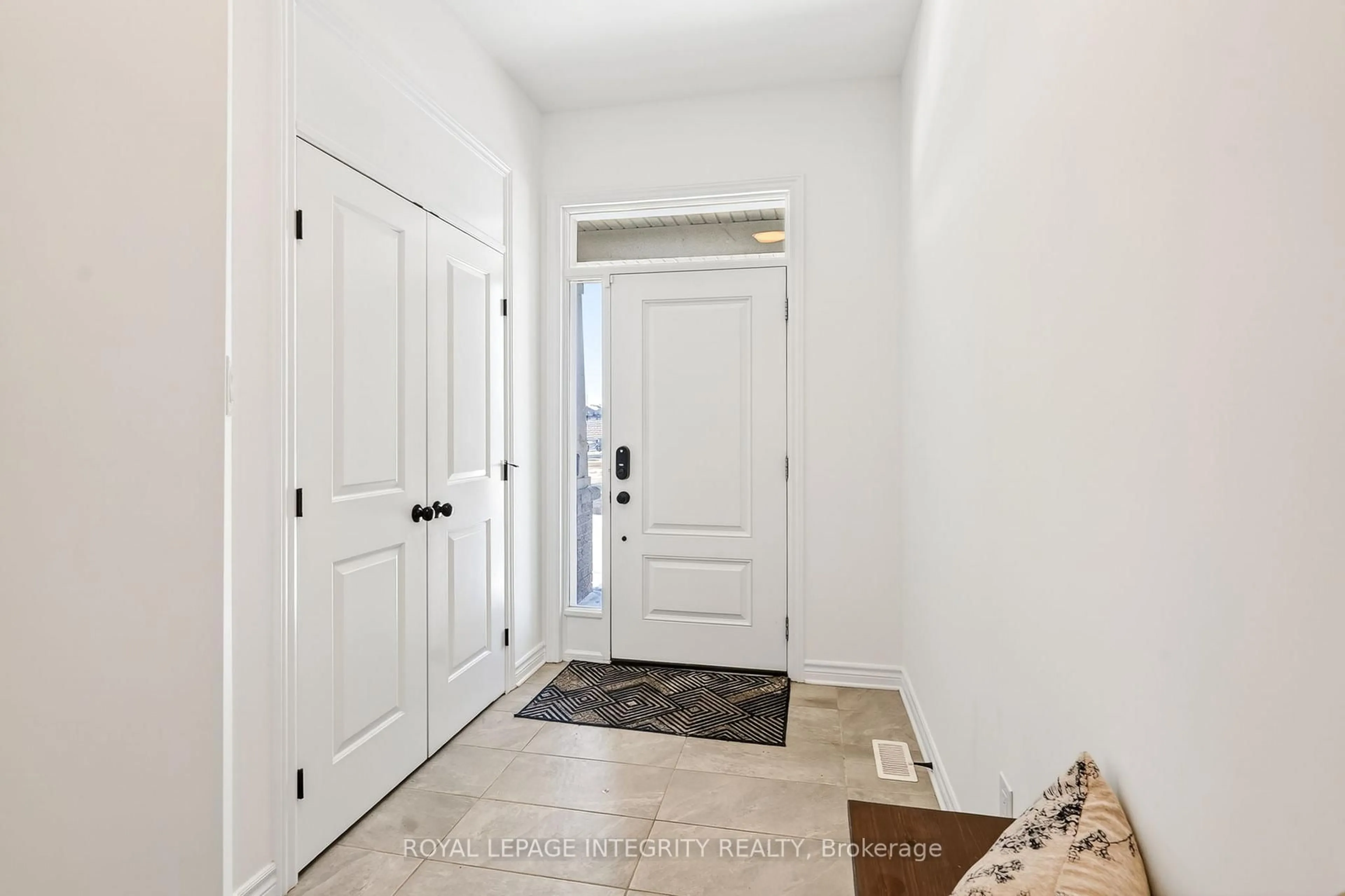 Indoor entryway for 112 Jardiniere St, Ottawa Ontario K2S 2K2