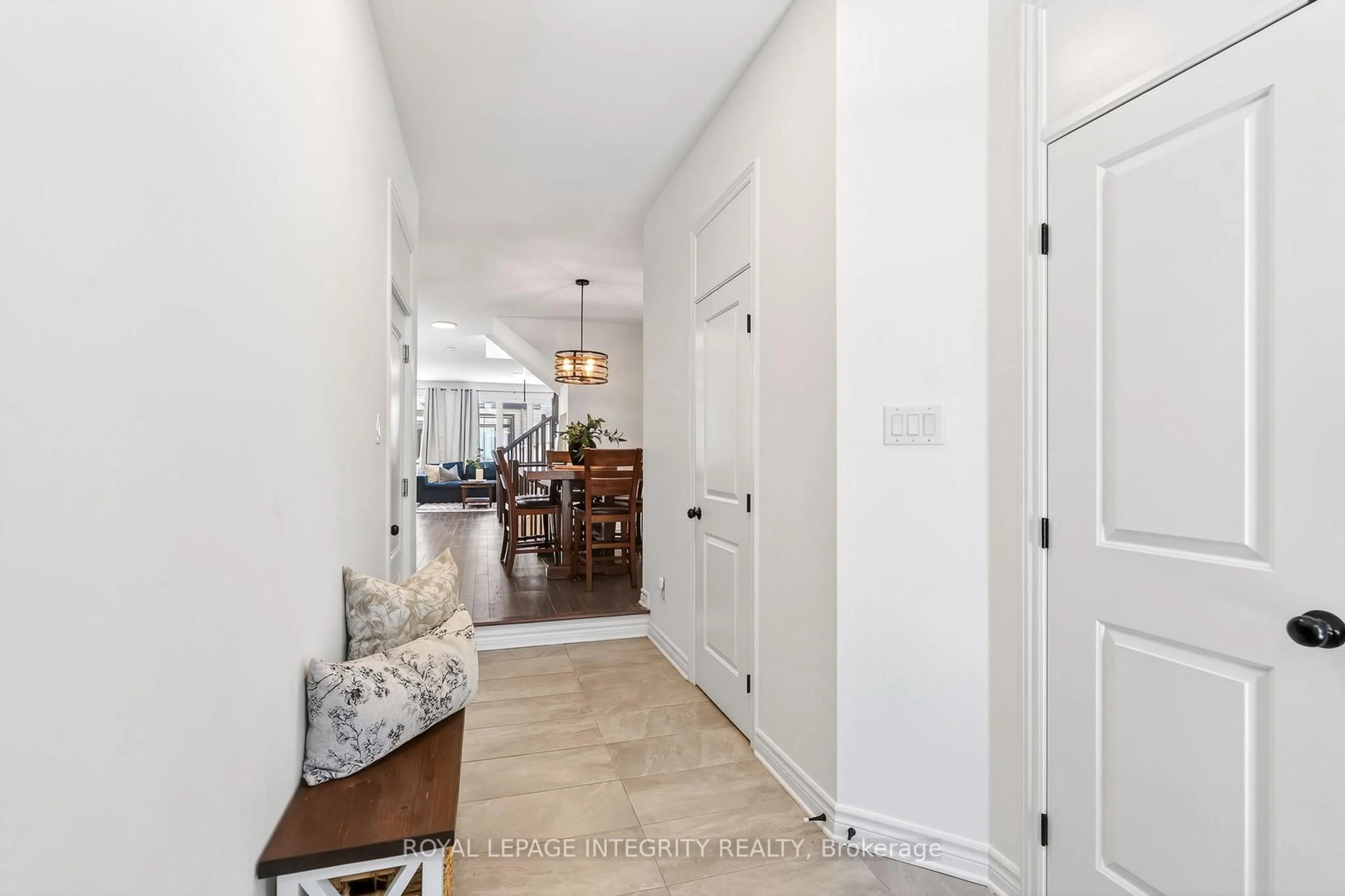 Indoor entryway for 112 Jardiniere St, Ottawa Ontario K2S 2K2