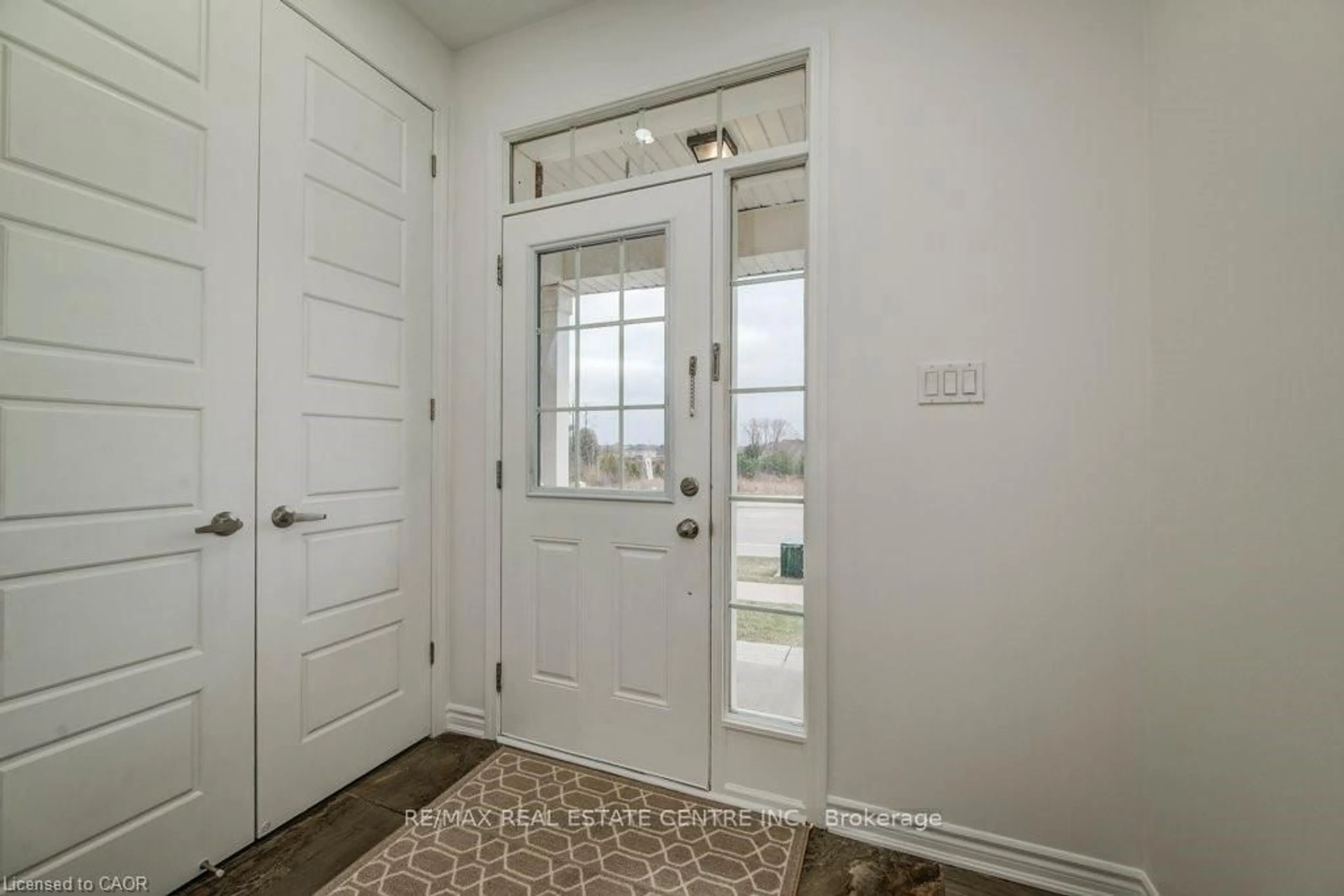 Indoor entryway for 11 Compass Tr, Cambridge Ontario N3E 0B7