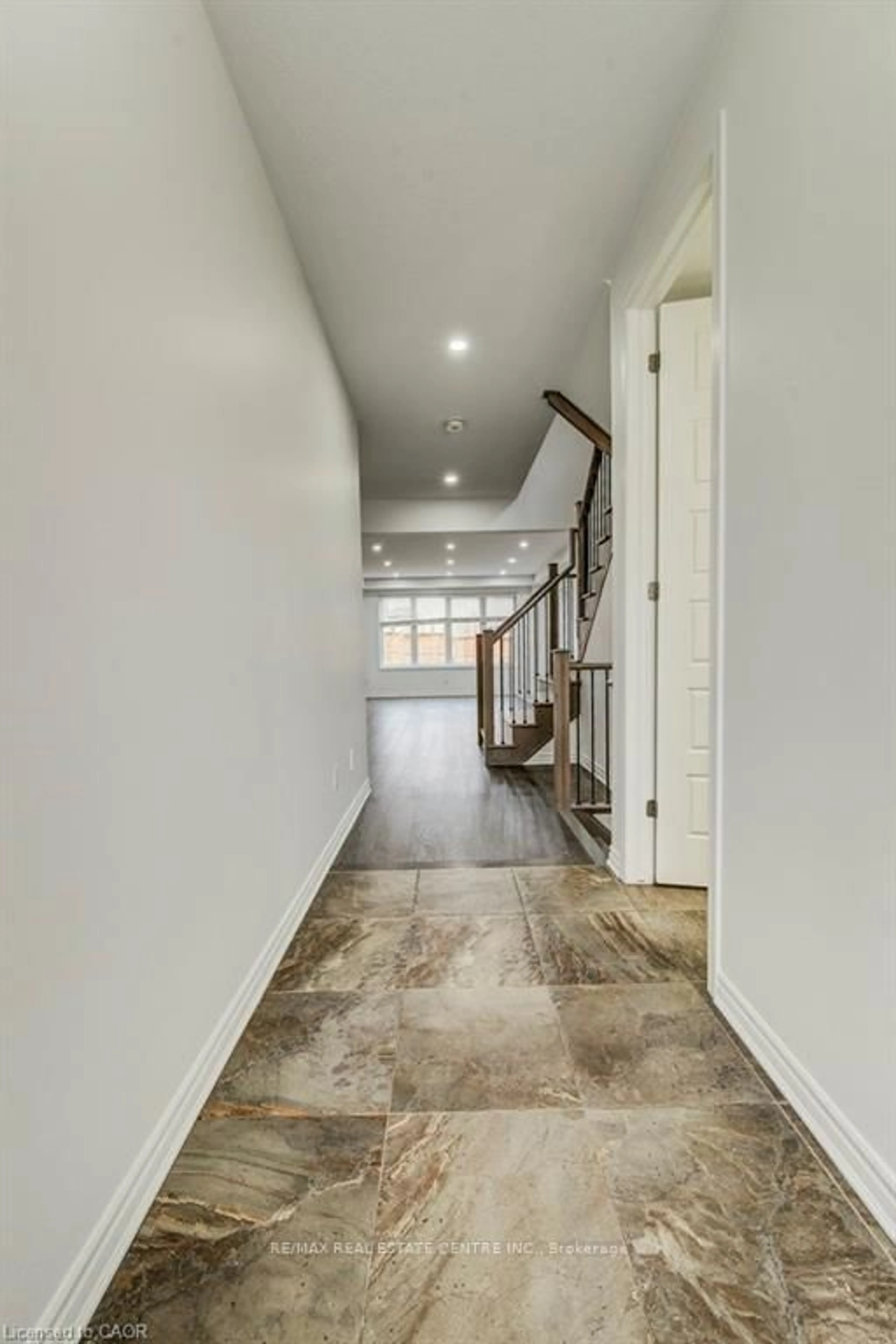 Indoor foyer for 11 Compass Tr, Cambridge Ontario N3E 0B7