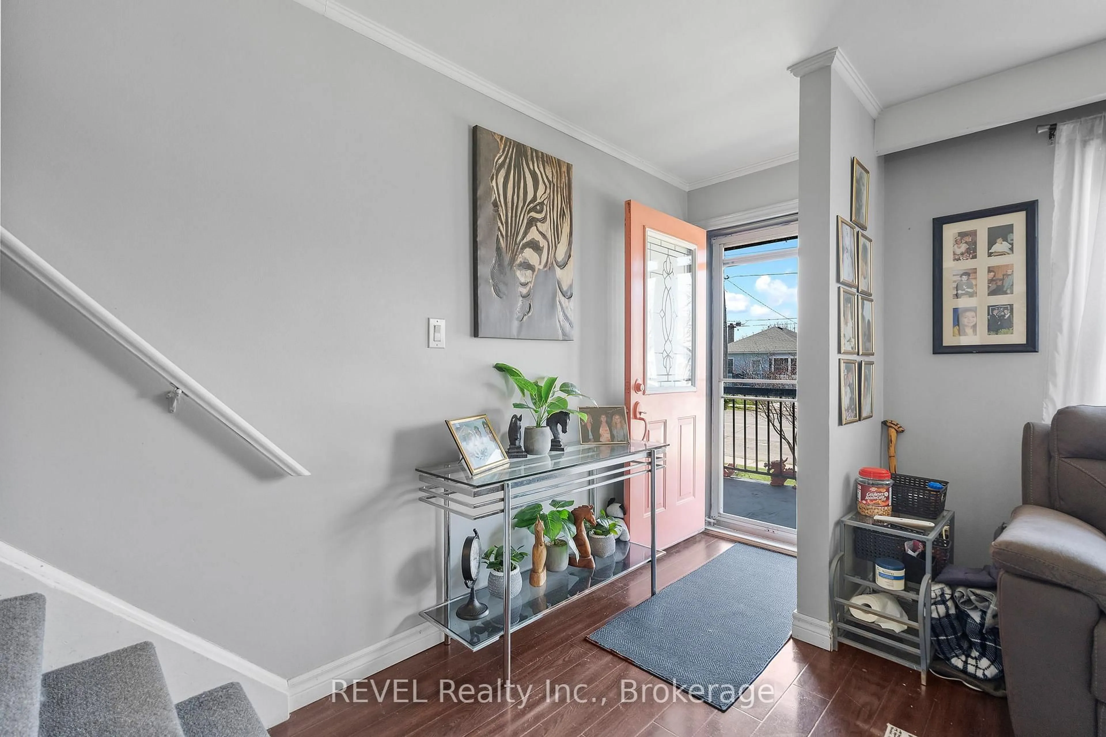 Indoor entryway for 137 Wellington St, Port Colborne Ontario L3K 2K1