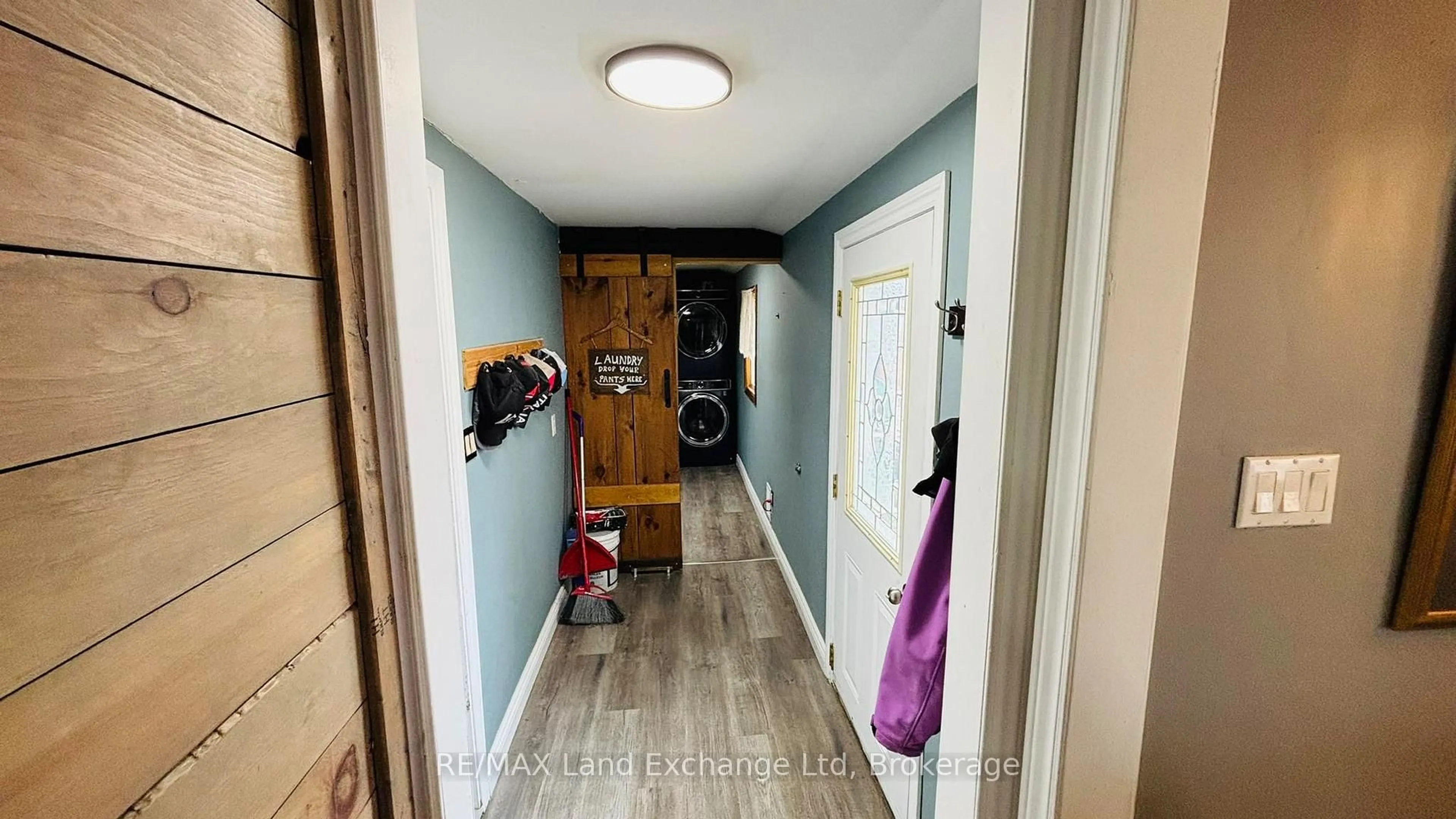Indoor entryway for 1041 Main St, Howick Ontario N0G 2X0
