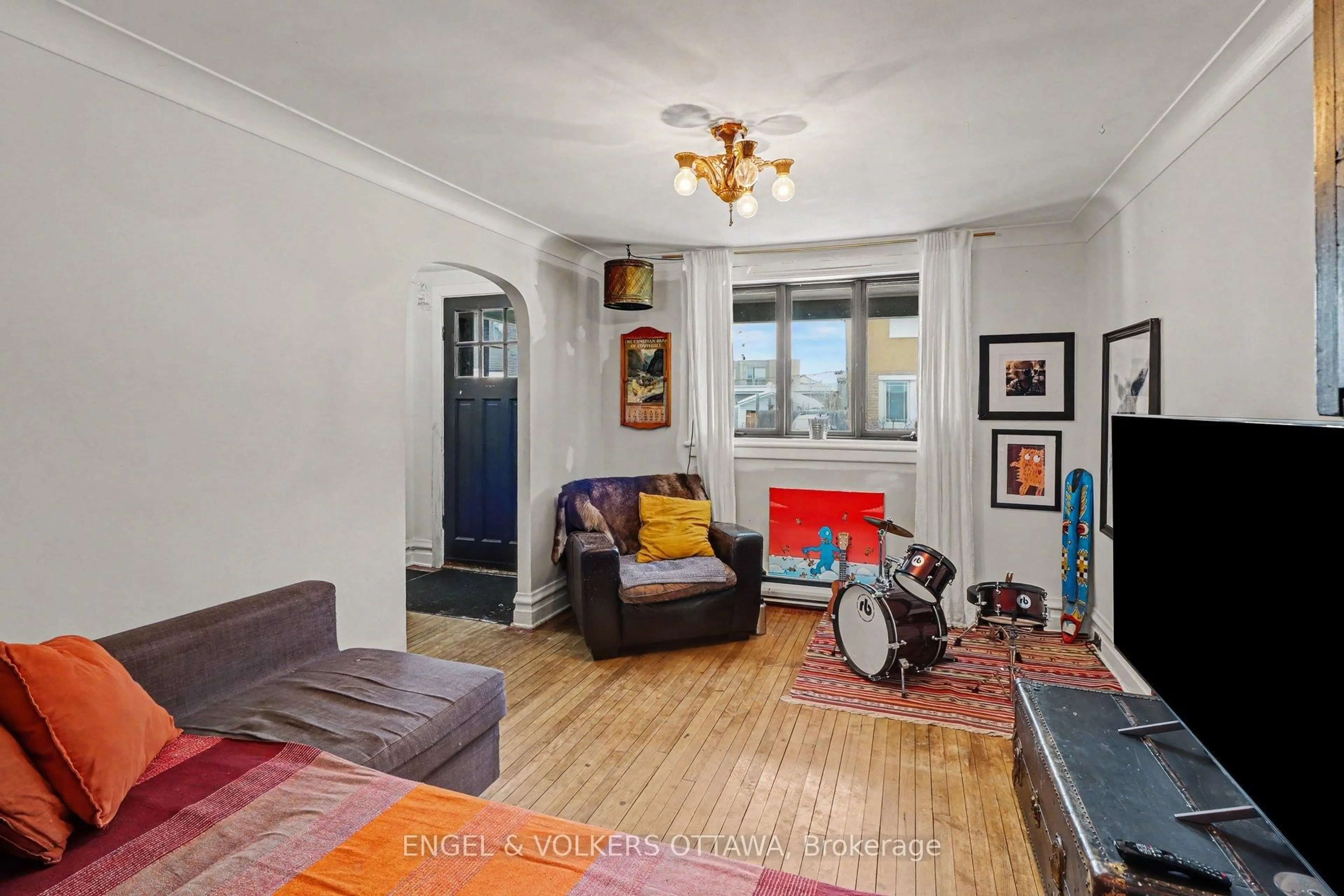 Living room with furniture, unknown for 86 Pinhey St, Ottawa Ontario K1Y 1T4