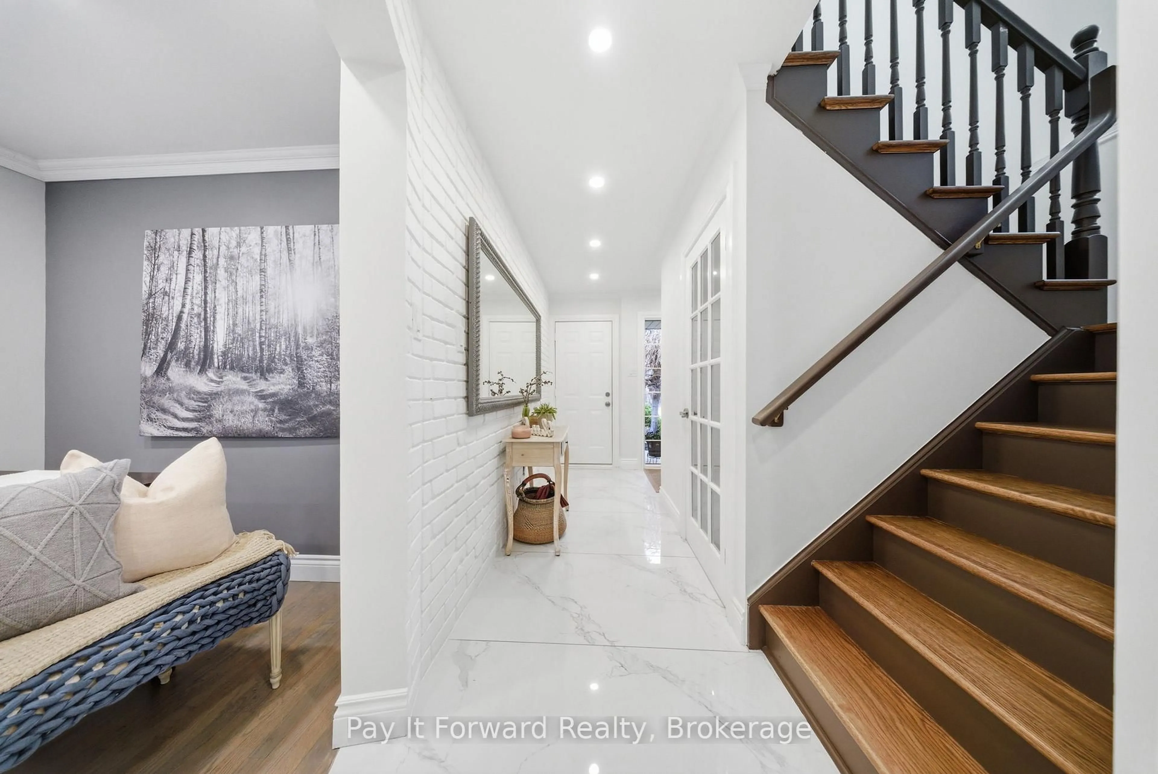 Indoor entryway for 76 Shadyglen Dr, Hamilton Ontario L8J 3W8