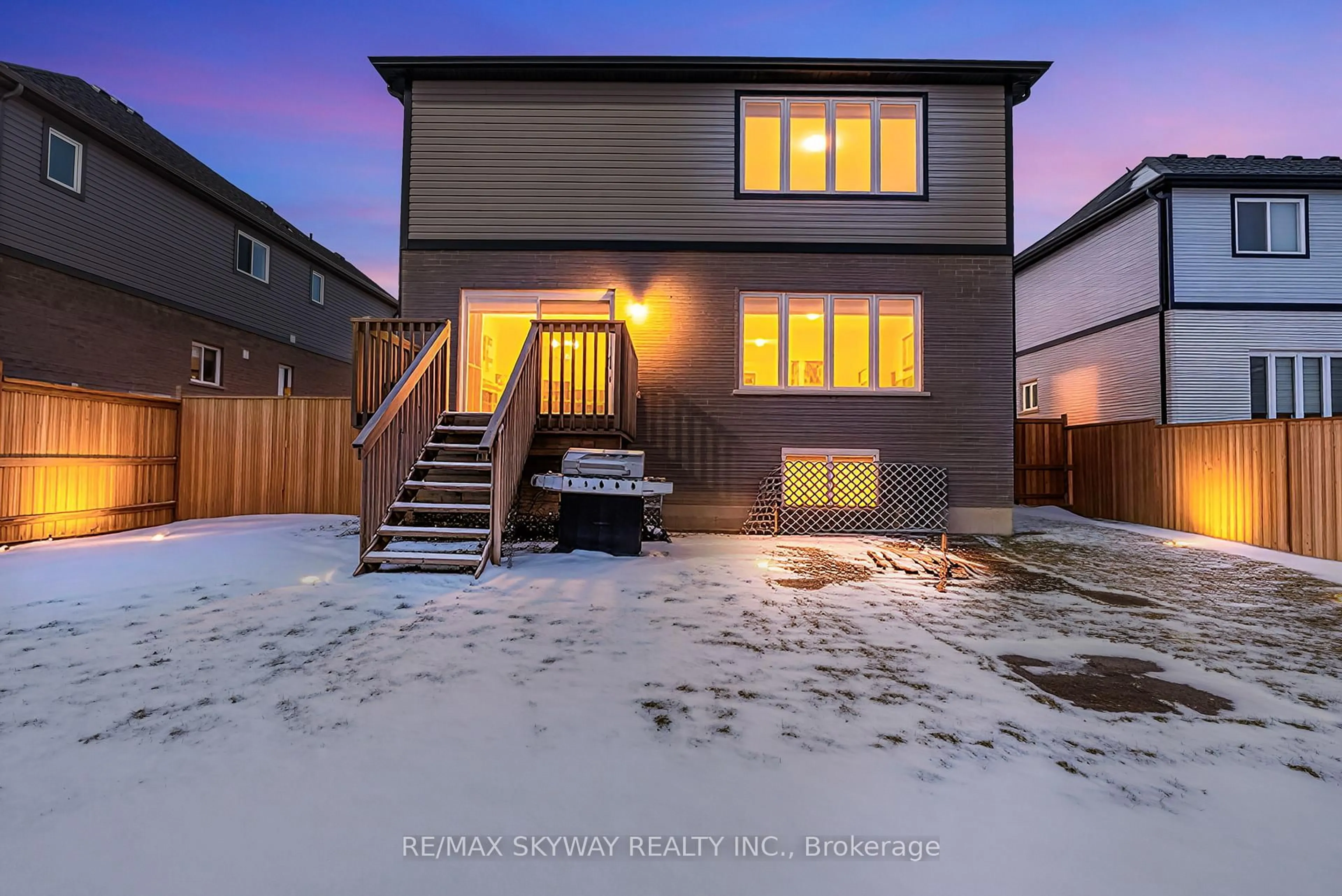 Unknown for 27 Monarch St, Welland Ontario L3C 0E6