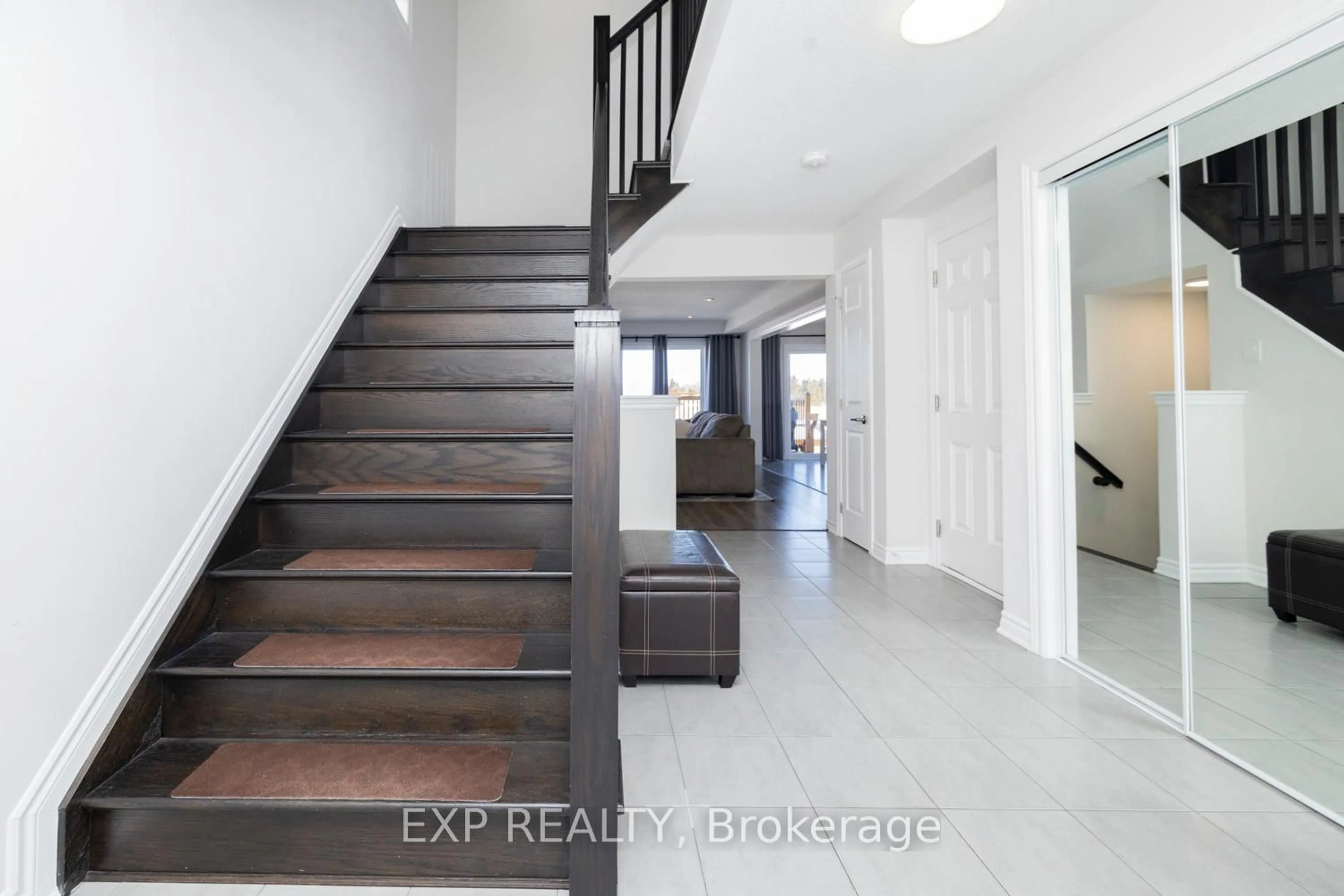 Indoor entryway for 161 Cranesbill Rd, Ottawa Ontario K2V 0J4