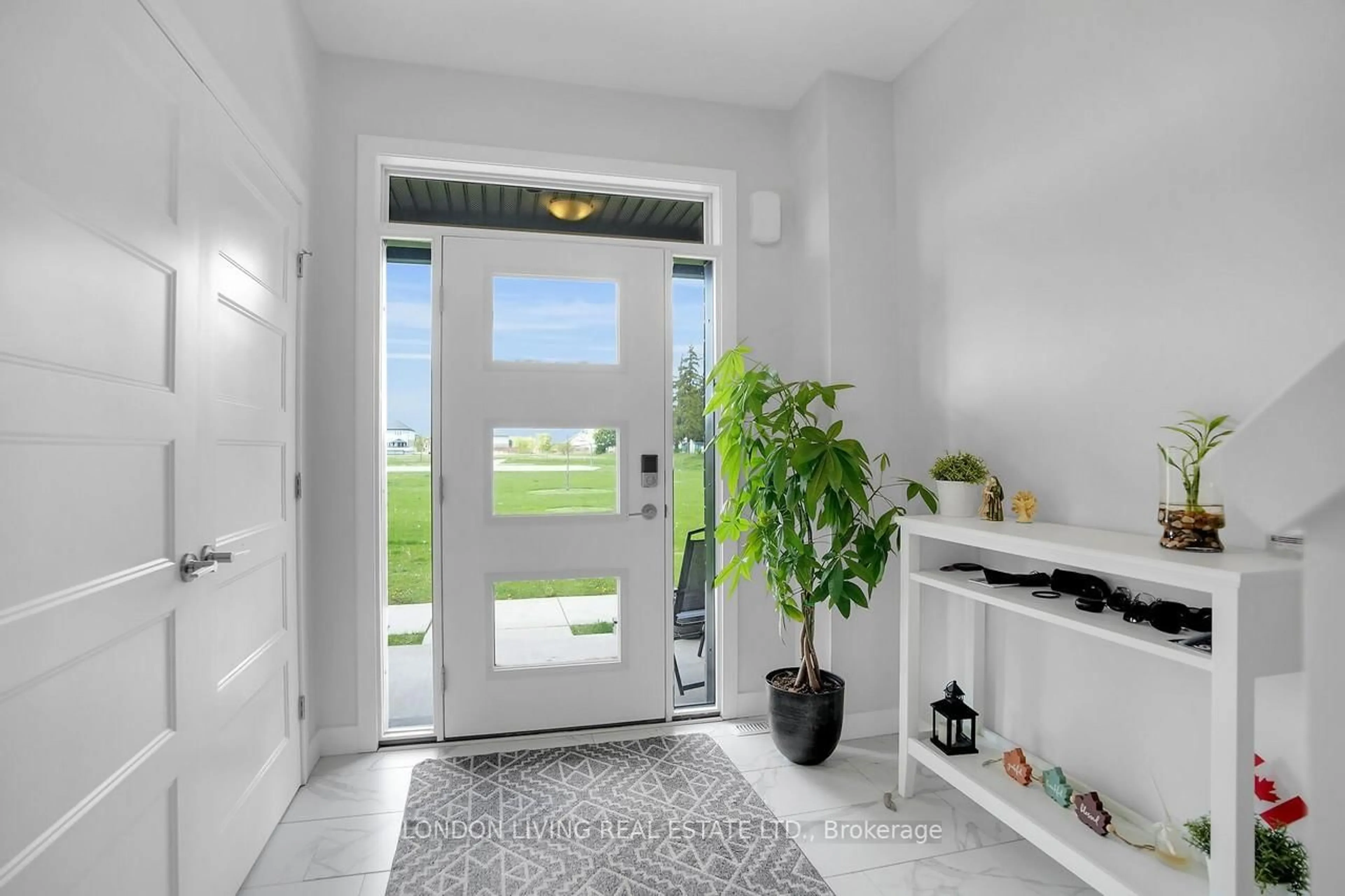 Indoor entryway for 3380 Singleton Ave #28, London South Ontario N6L 0E8