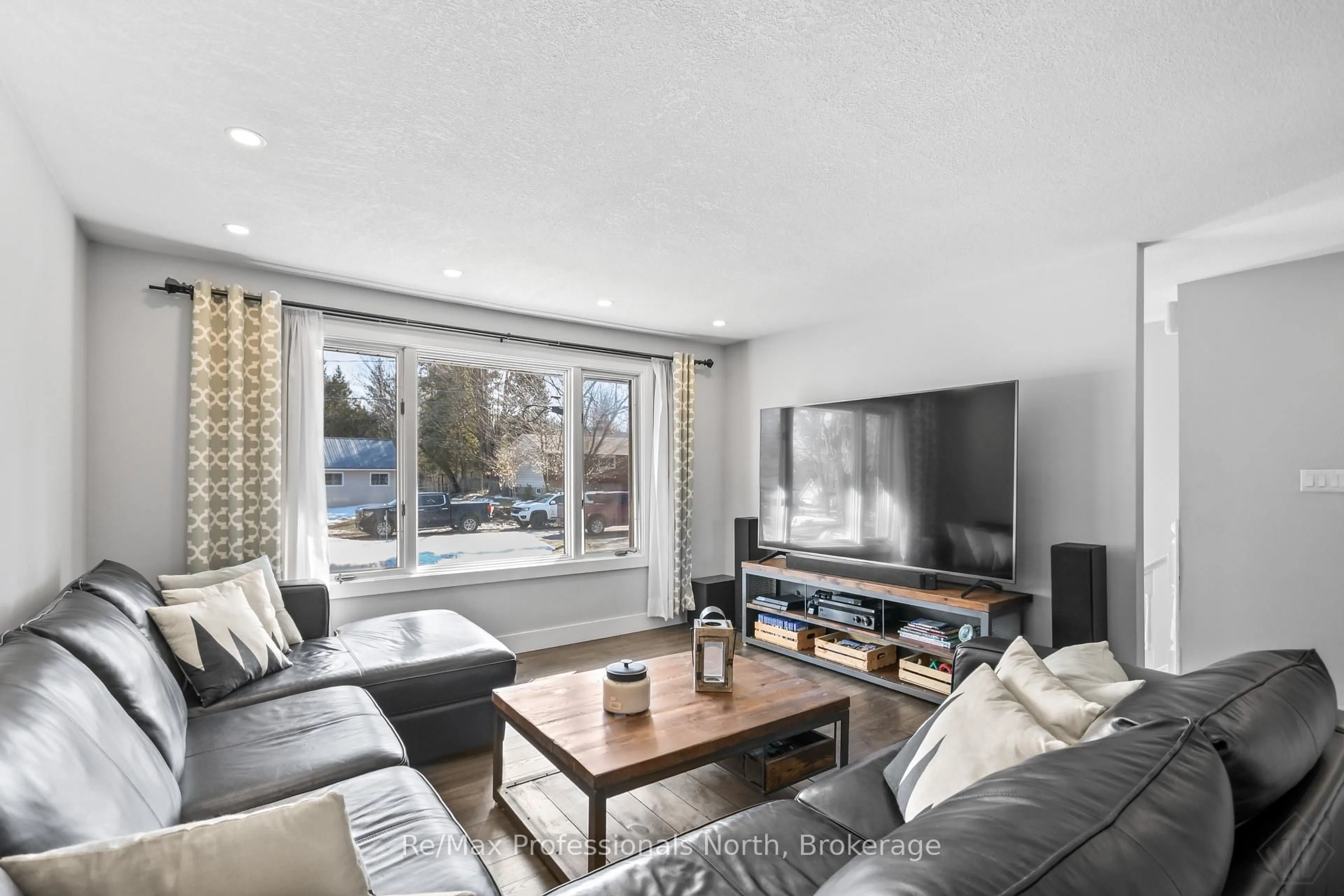 Living room with furniture, unknown for 455 Louise St, Gravenhurst Ontario P1P 1C7