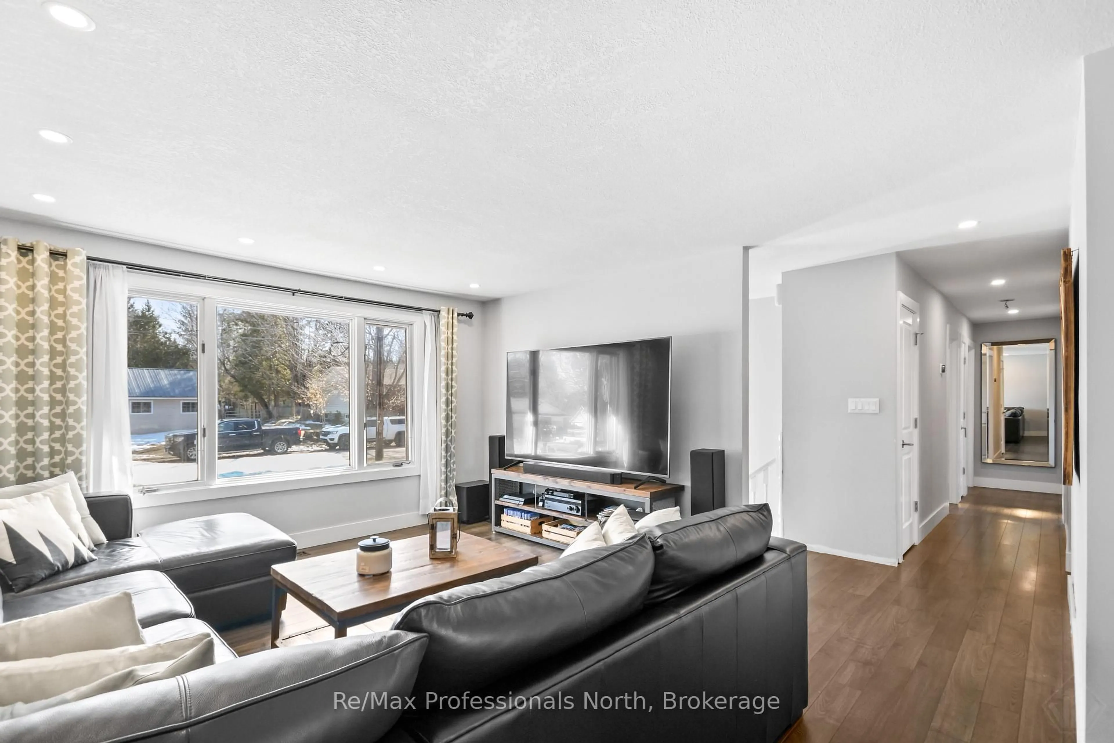 Living room with furniture, unknown for 455 Louise St, Gravenhurst Ontario P1P 1C7