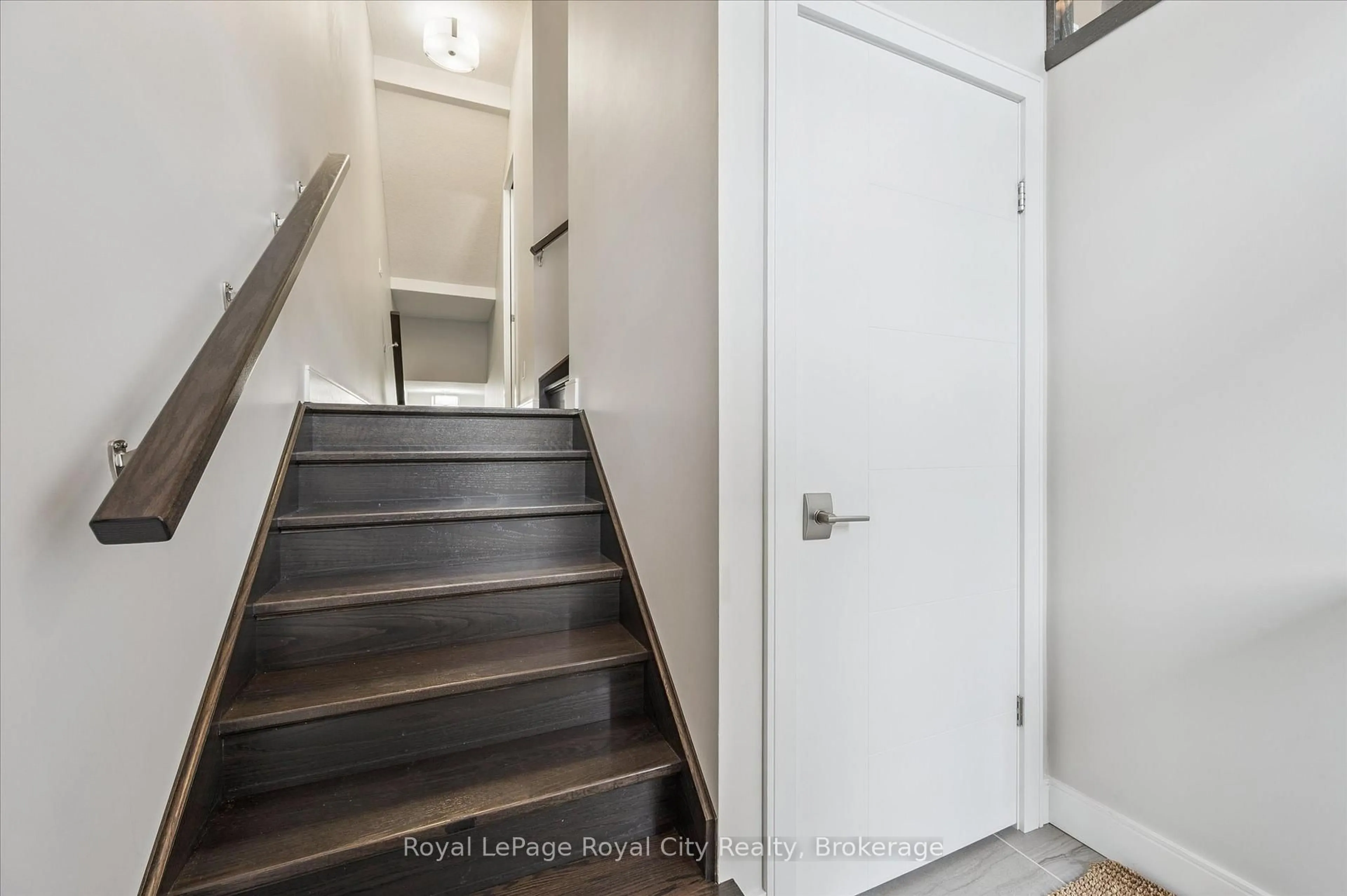 Indoor entryway for 60 Arkell Rd #25, Guelph Ontario N1L 0N7