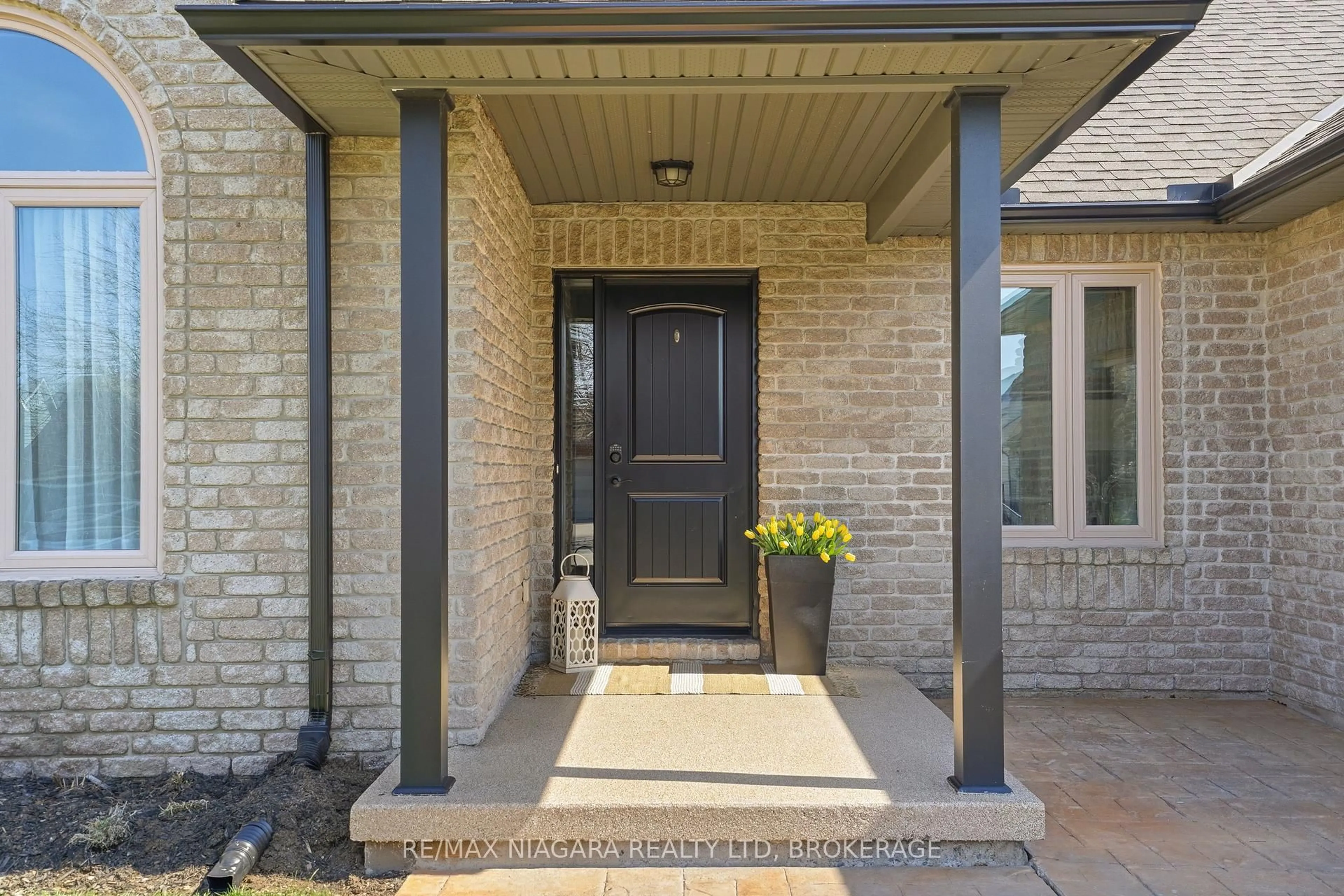 Indoor entryway for 858 Canada Dr, Fort Erie Ontario L2A 6E9