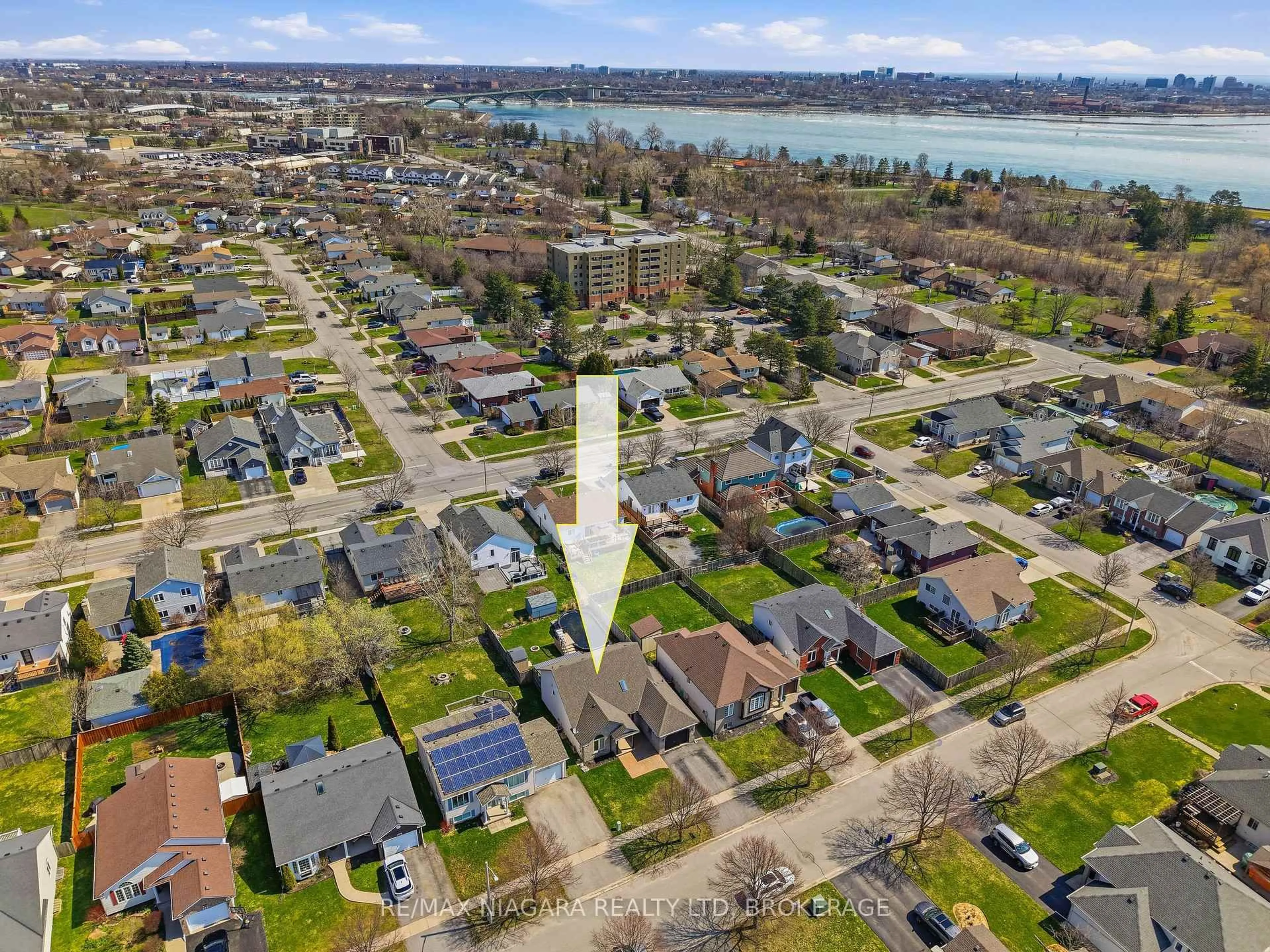 A pic from outside/outdoor area/front of a property/back of a property/a pic from drone, water/lake/river/ocean view for 858 Canada Dr, Fort Erie Ontario L2A 6E9