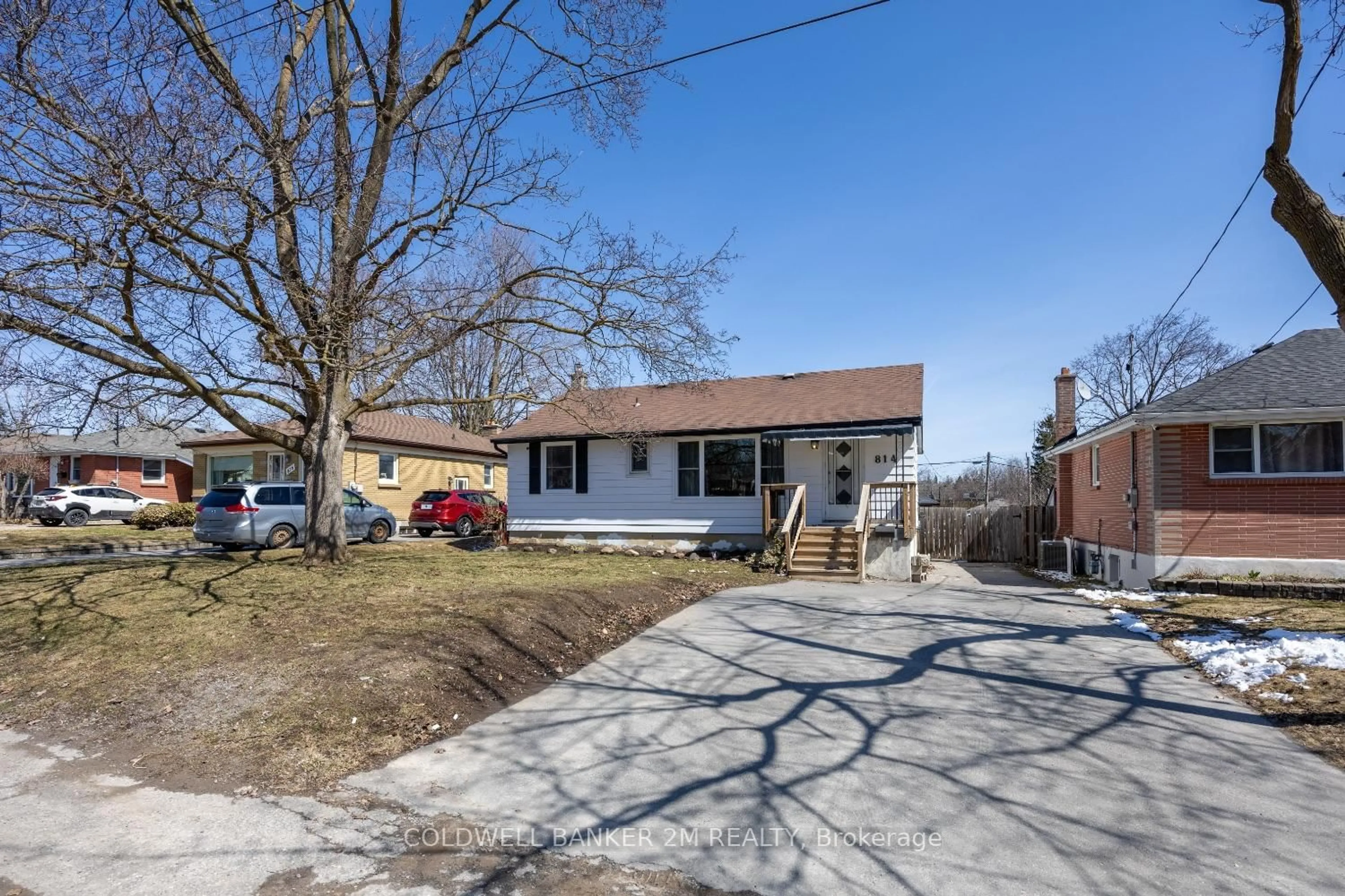 A pic from outside/outdoor area/front of a property/back of a property/a pic from drone, street for 814 Downie St, Peterborough Ontario K9H 4L3