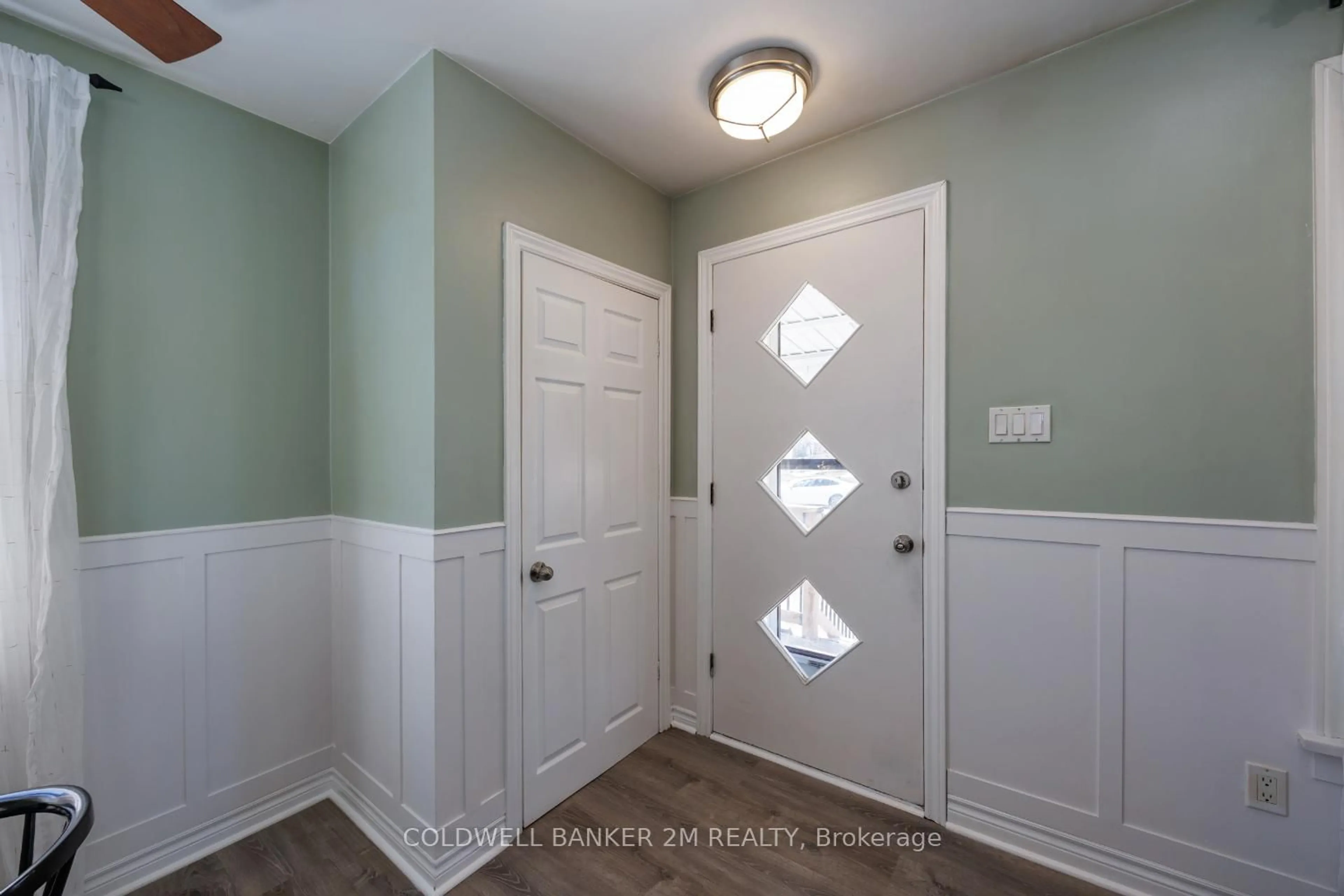 Indoor entryway for 814 Downie St, Peterborough Ontario K9H 4L3