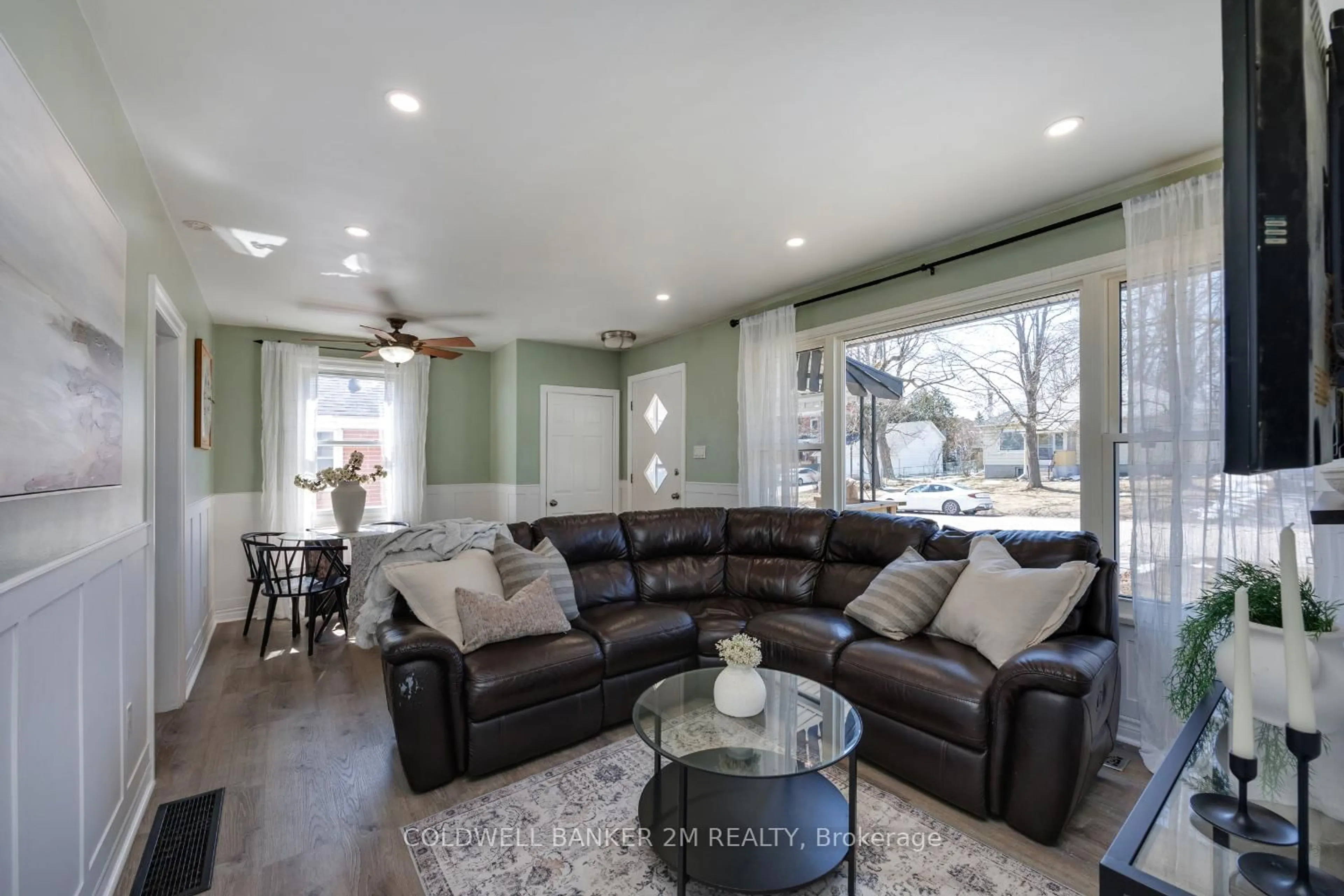 Living room with furniture, unknown for 814 Downie St, Peterborough Ontario K9H 4L3