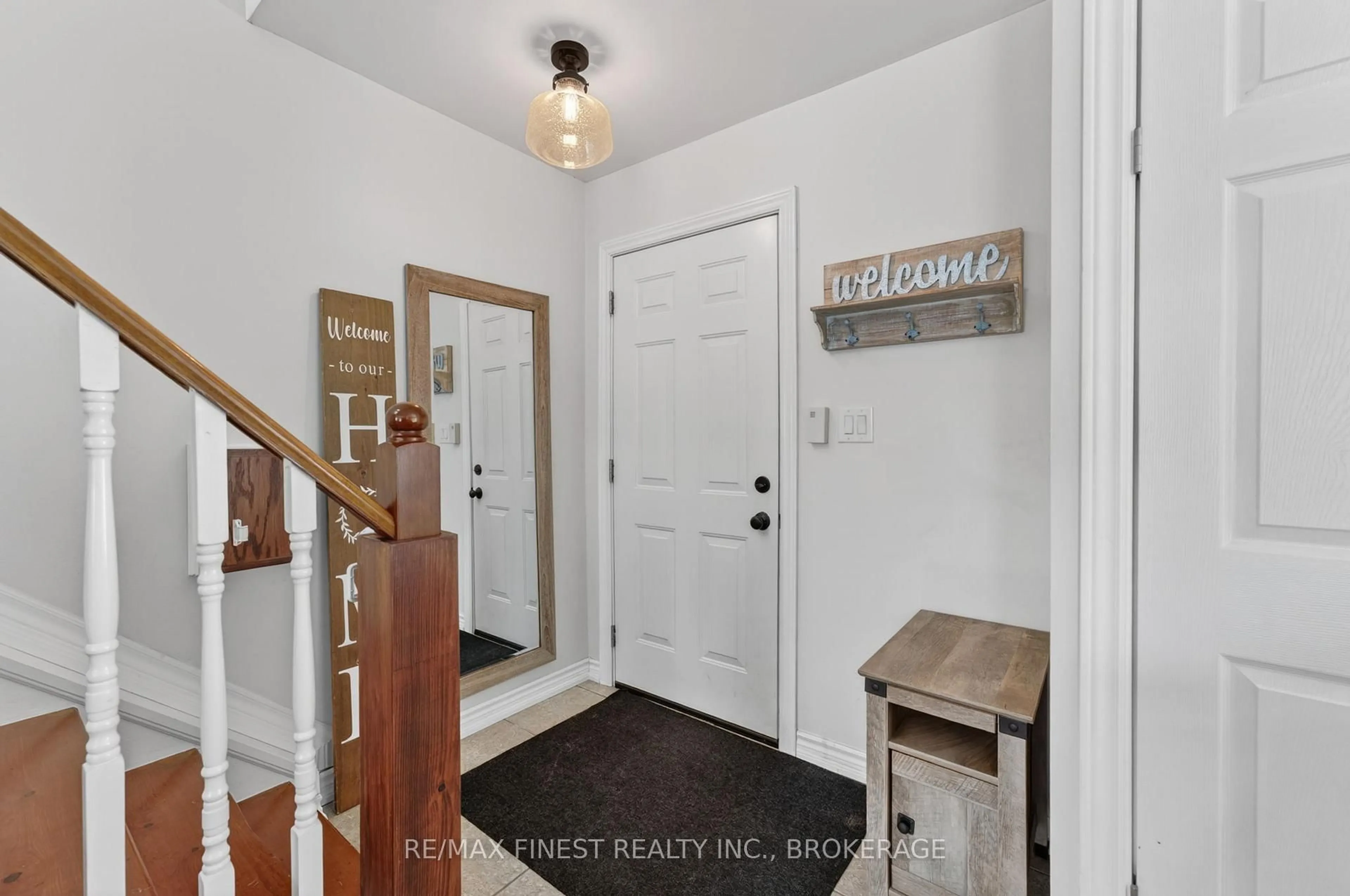 Indoor entryway for 907 Warburton Cres, Kingston Ontario K7M 8L3