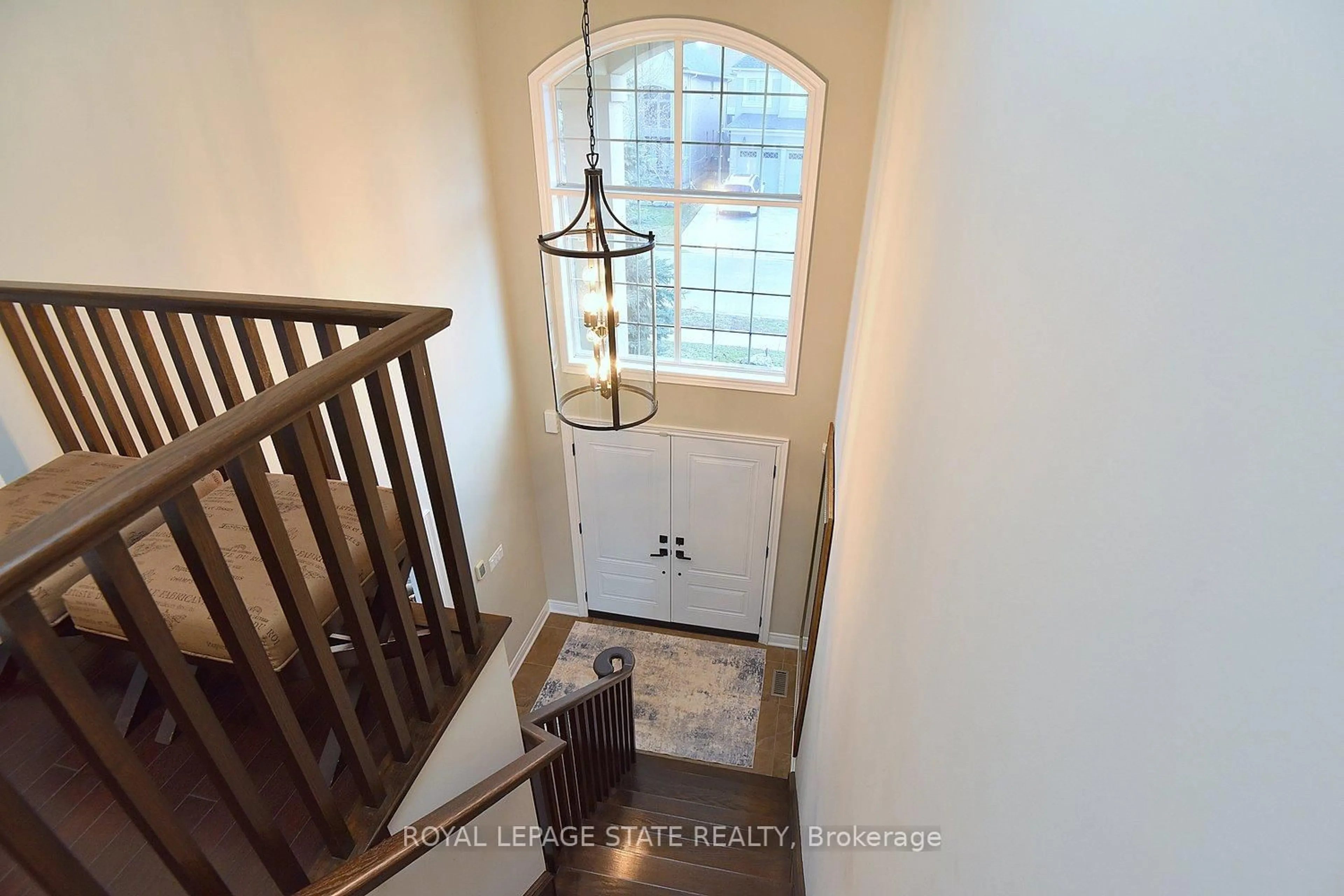 Indoor entryway for 483 Valridge Dr, Hamilton Ontario L9G 0B2