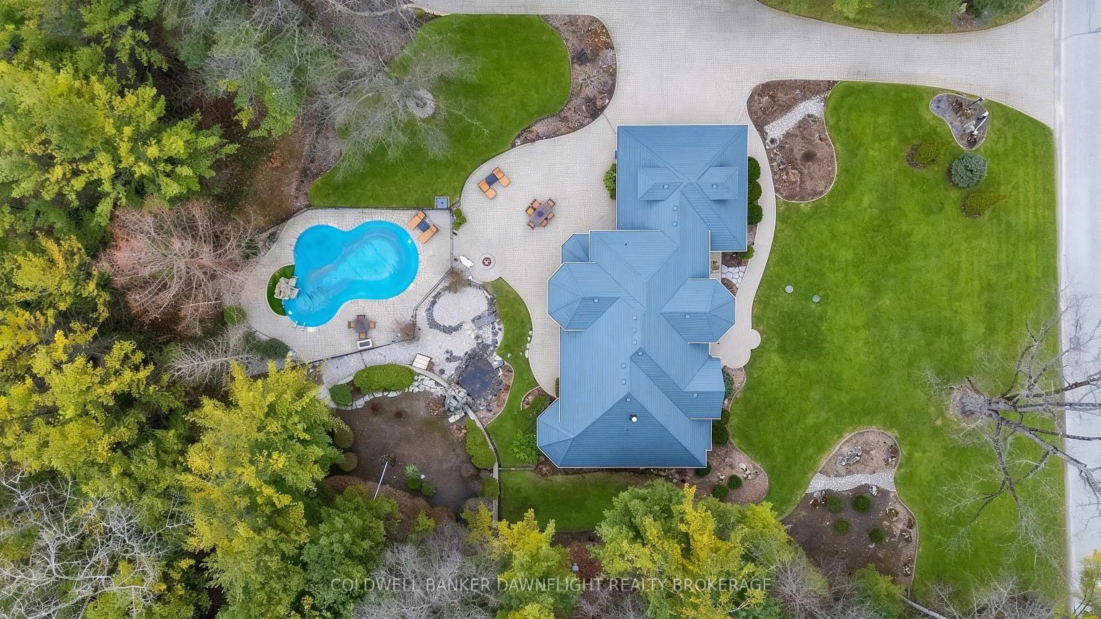 A pic from outside/outdoor area/front of a property/back of a property/a pic from drone, water/lake/river/ocean view for 9923 Parkview Cres, Lambton Shores Ontario N0M 1T0