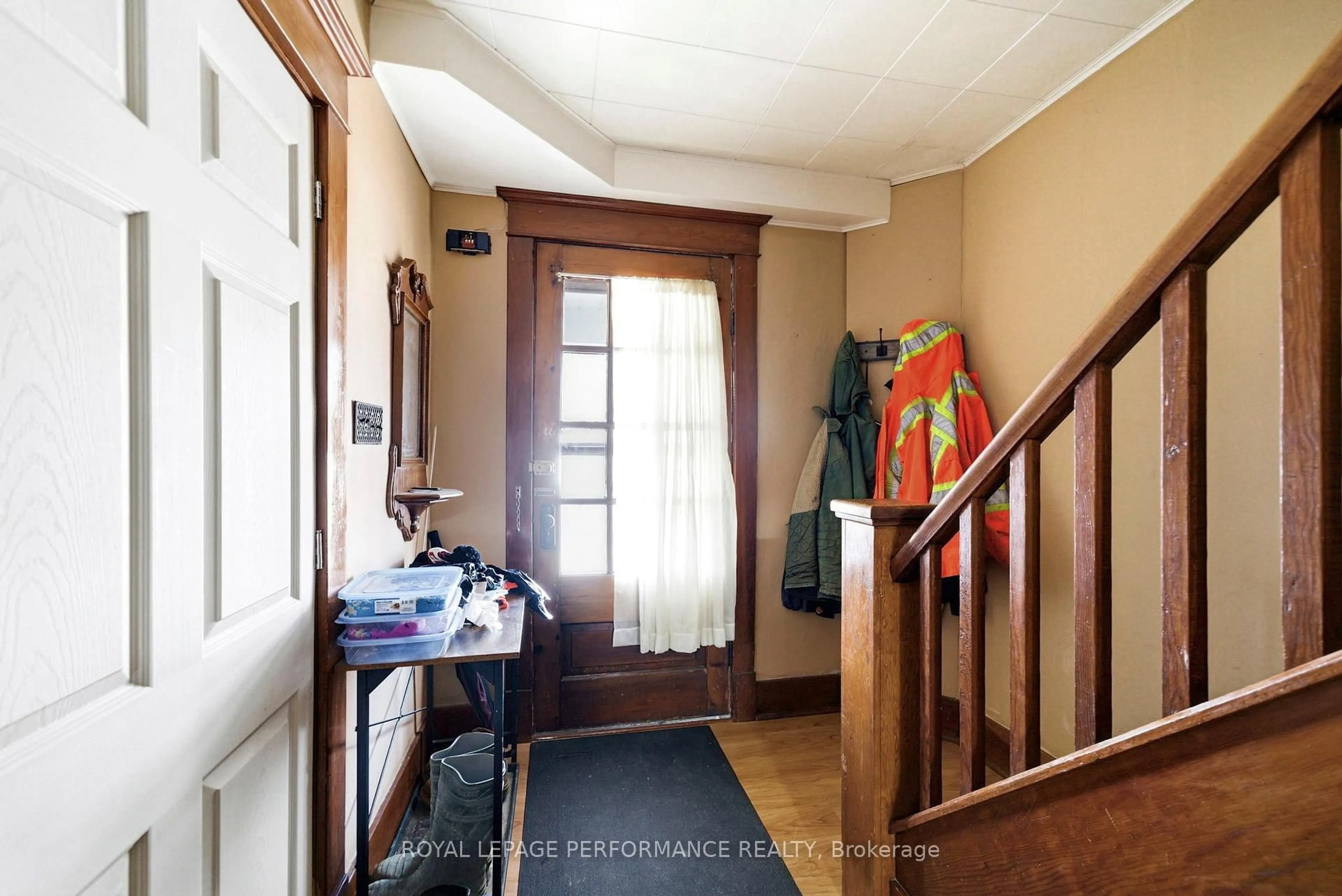 Indoor entryway for 227 Alice St, Cornwall Ontario K6H 4R8