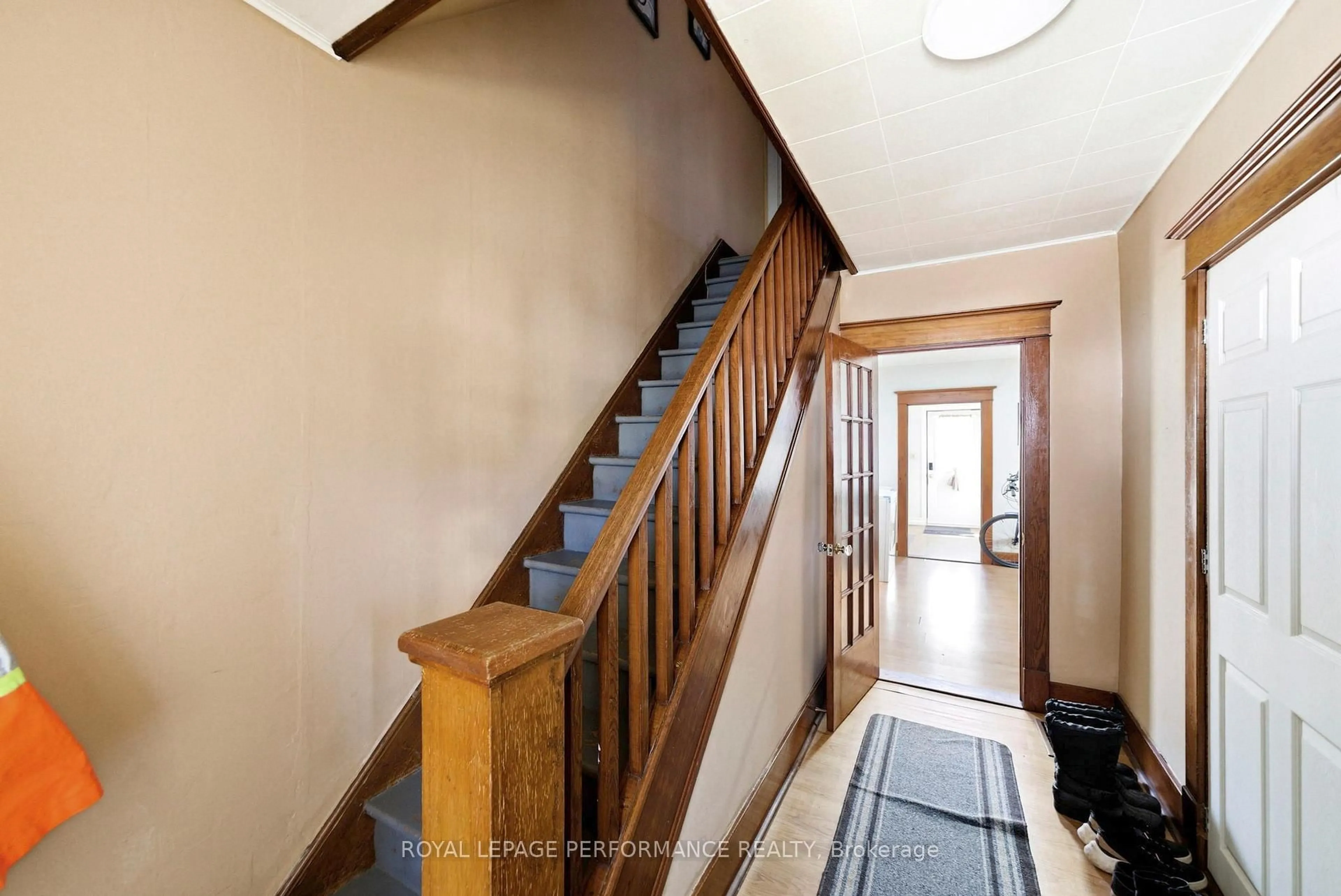 Indoor foyer for 227 Alice St, Cornwall Ontario K6H 4R8