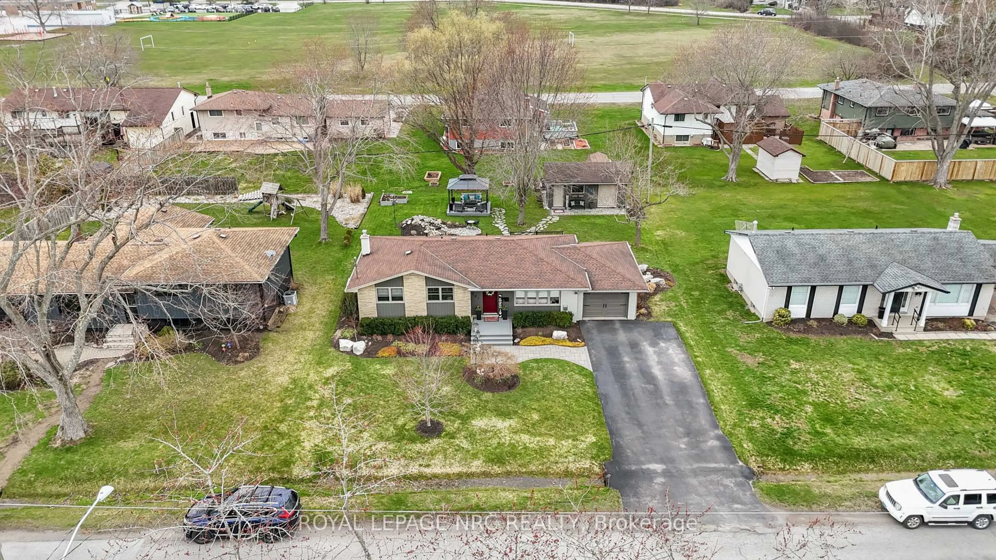 A pic from outside/outdoor area/front of a property/back of a property/a pic from drone, street for 787 Grandview Rd, Fort Erie Ontario L2A 4V6