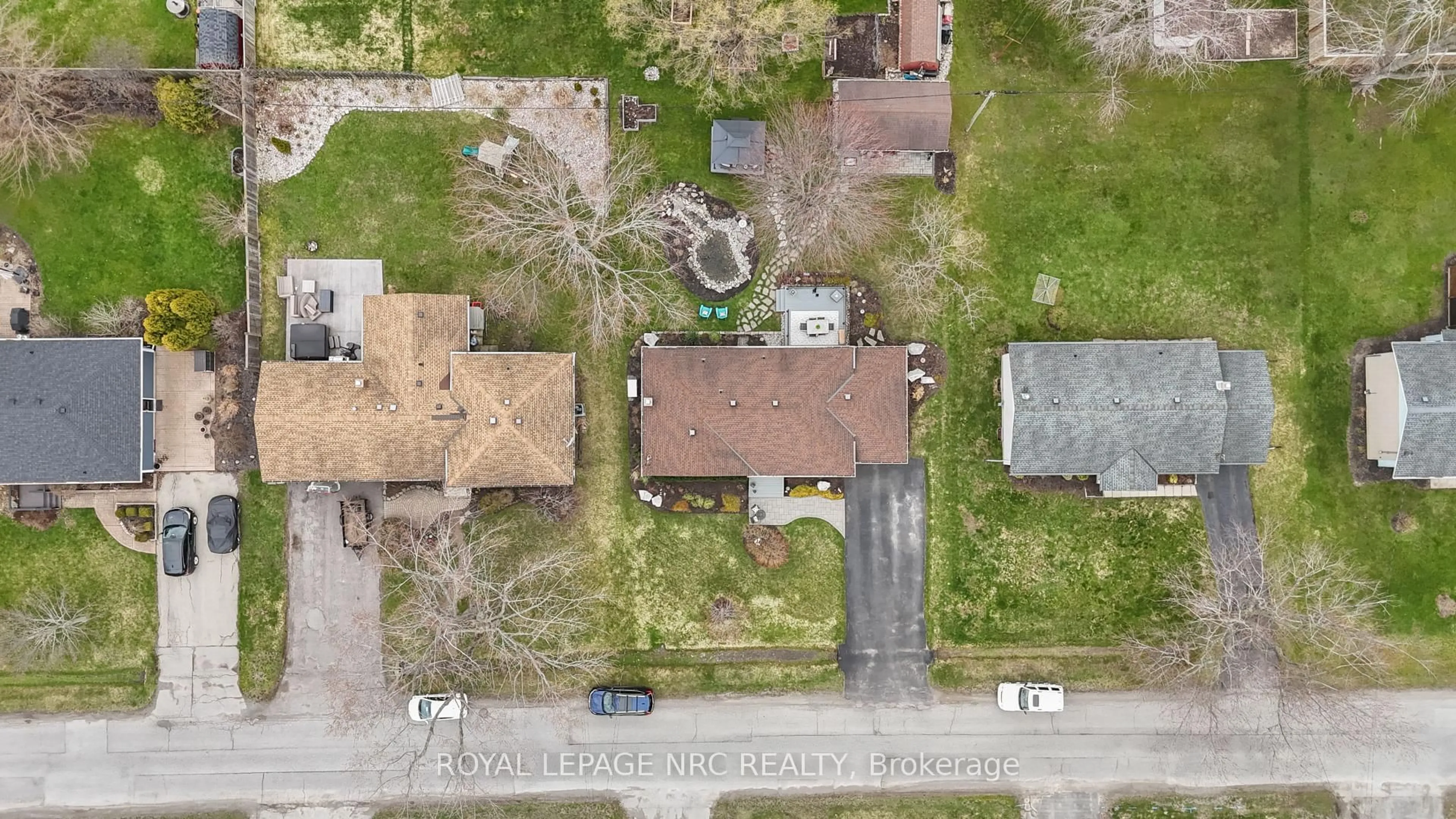 A pic from outside/outdoor area/front of a property/back of a property/a pic from drone, street for 787 Grandview Rd, Fort Erie Ontario L2A 4V6