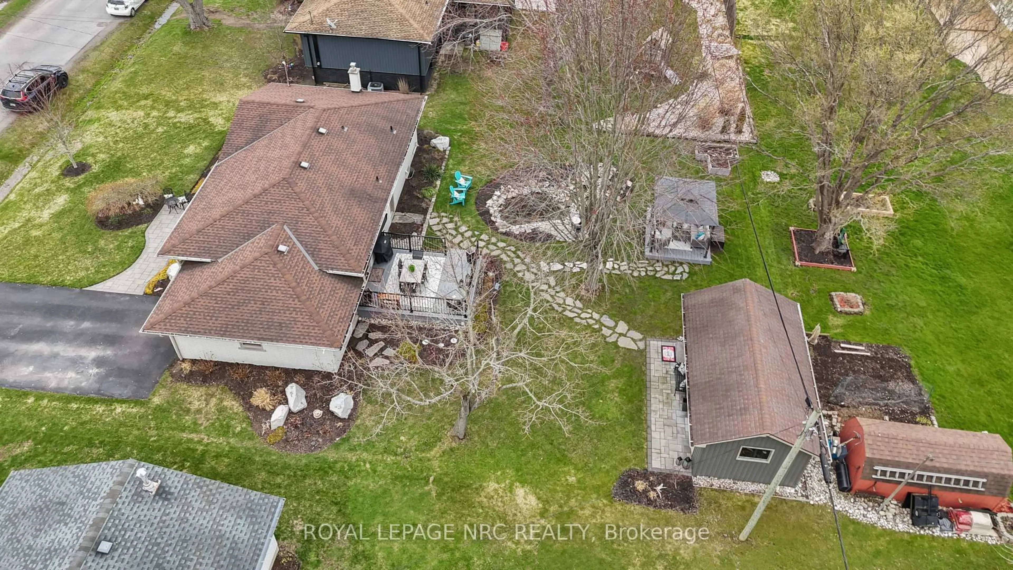A pic from outside/outdoor area/front of a property/back of a property/a pic from drone, street for 787 Grandview Rd, Fort Erie Ontario L2A 4V6
