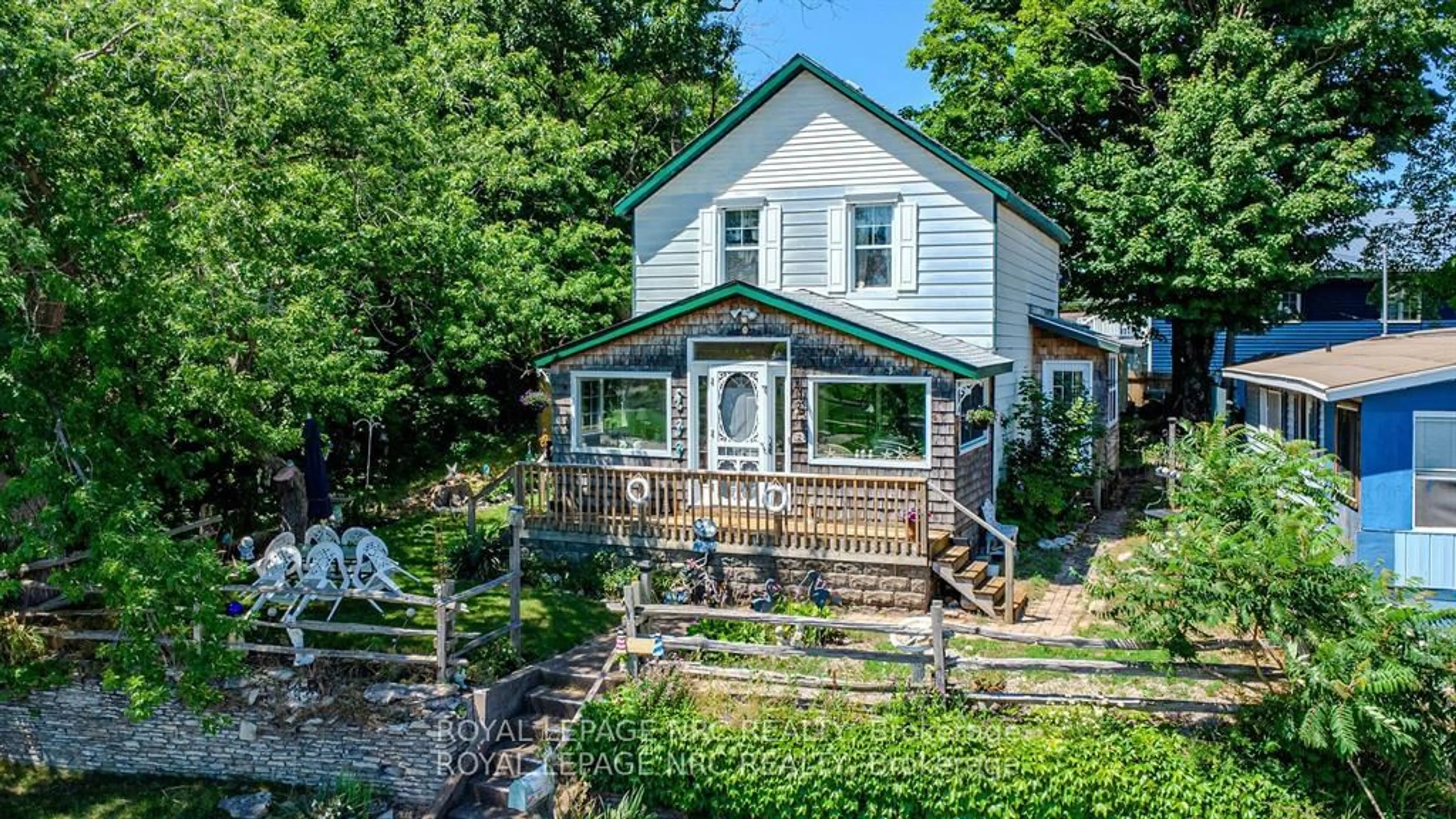 A pic from outside/outdoor area/front of a property/back of a property/a pic from drone, street for 3840 Terrace Lane, Fort Erie Ontario L0S 1B0