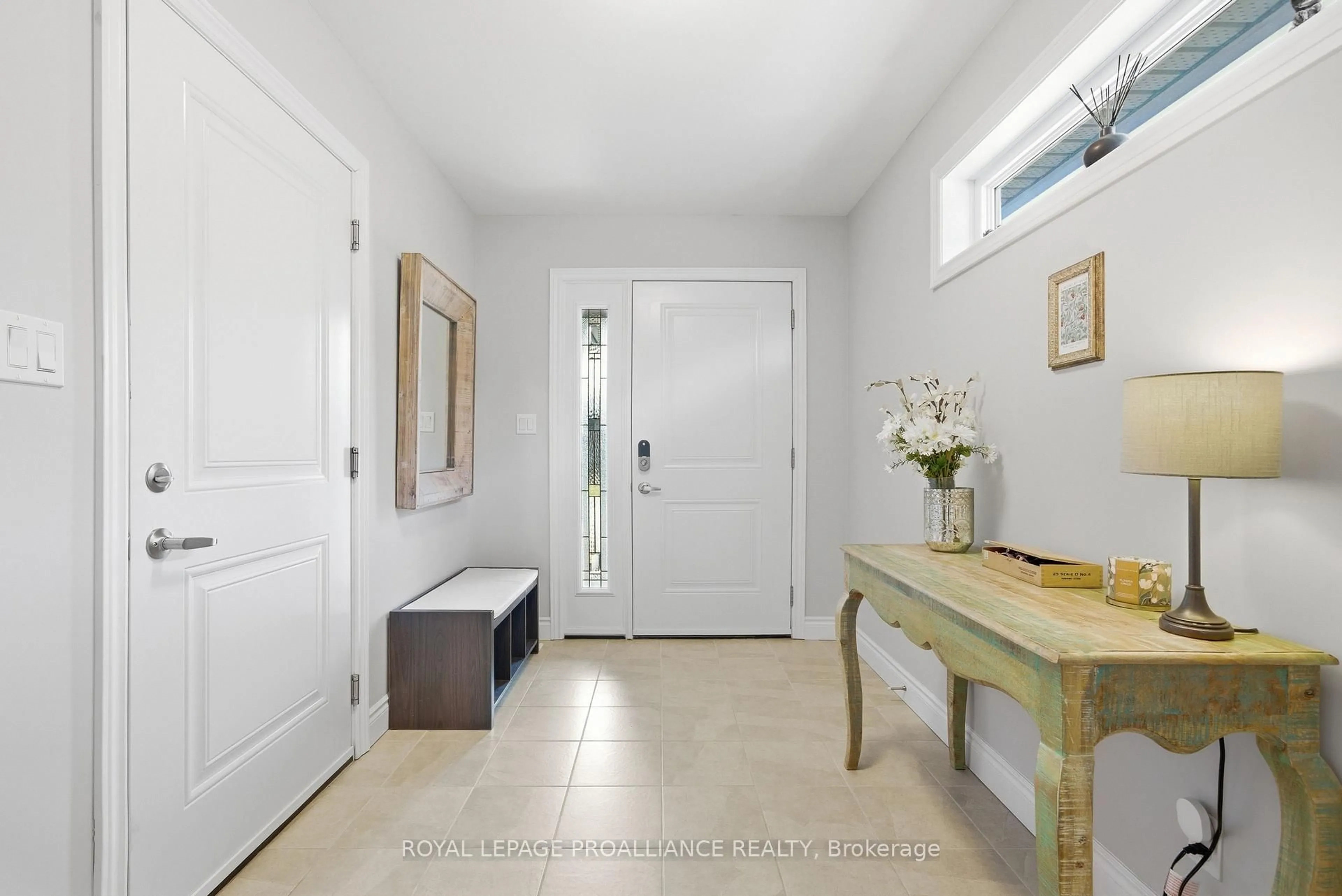 Indoor entryway for 21 Lehtinen Cres, Belleville Ontario K8P 5G3