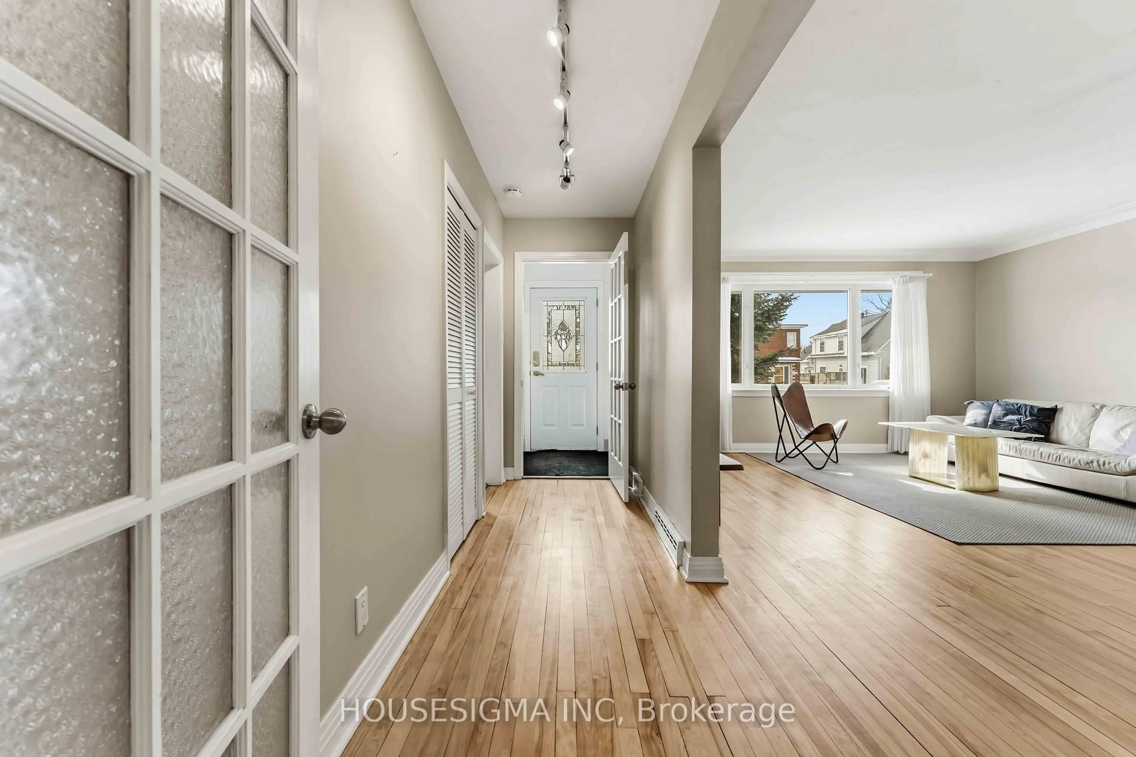 Indoor entryway for 1047 Richard Ave, Ottawa Ontario K1H 8C3