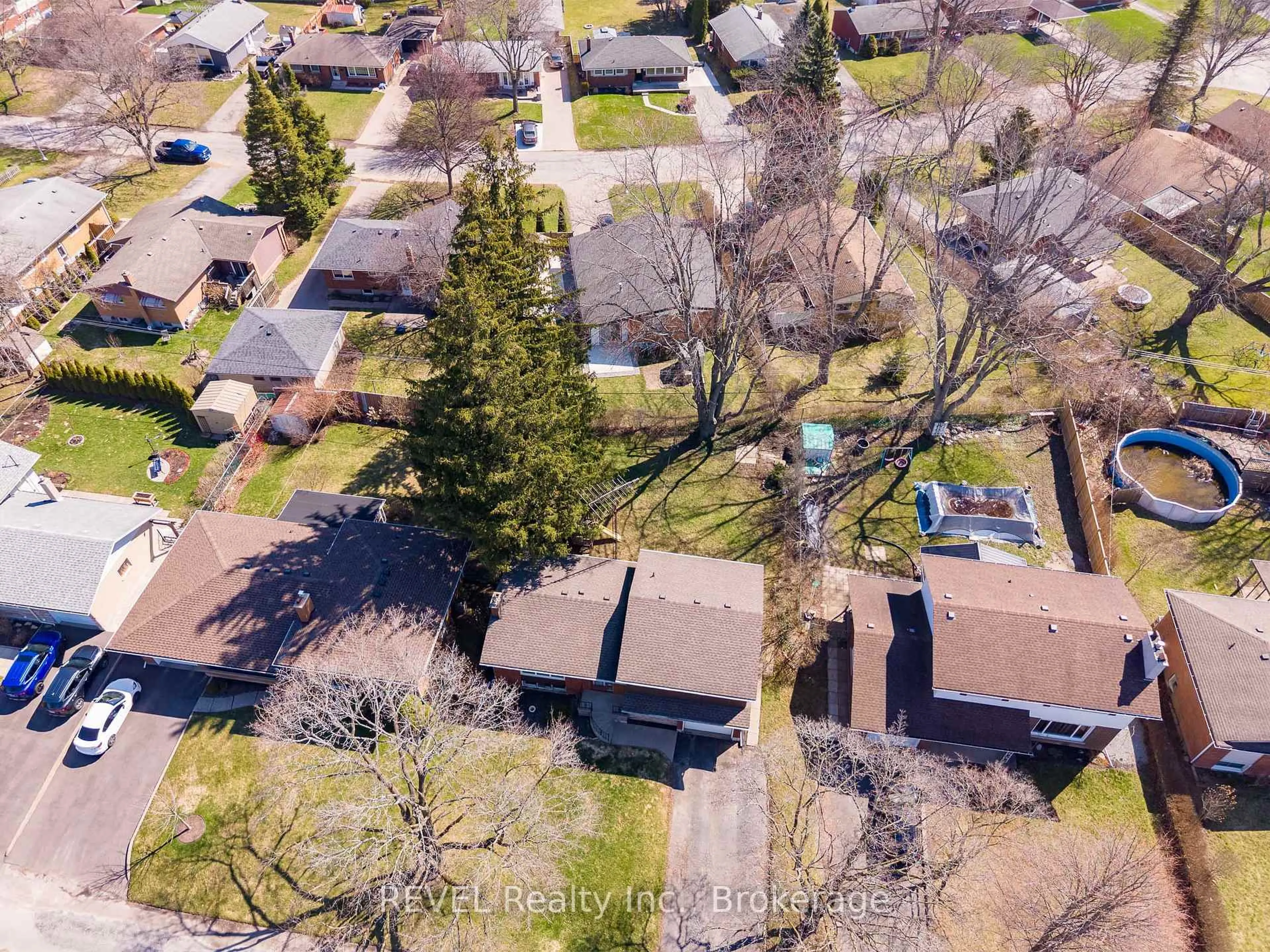 A pic from outside/outdoor area/front of a property/back of a property/a pic from drone, street for 190 Willson Rd, Welland Ontario L3C 2T6