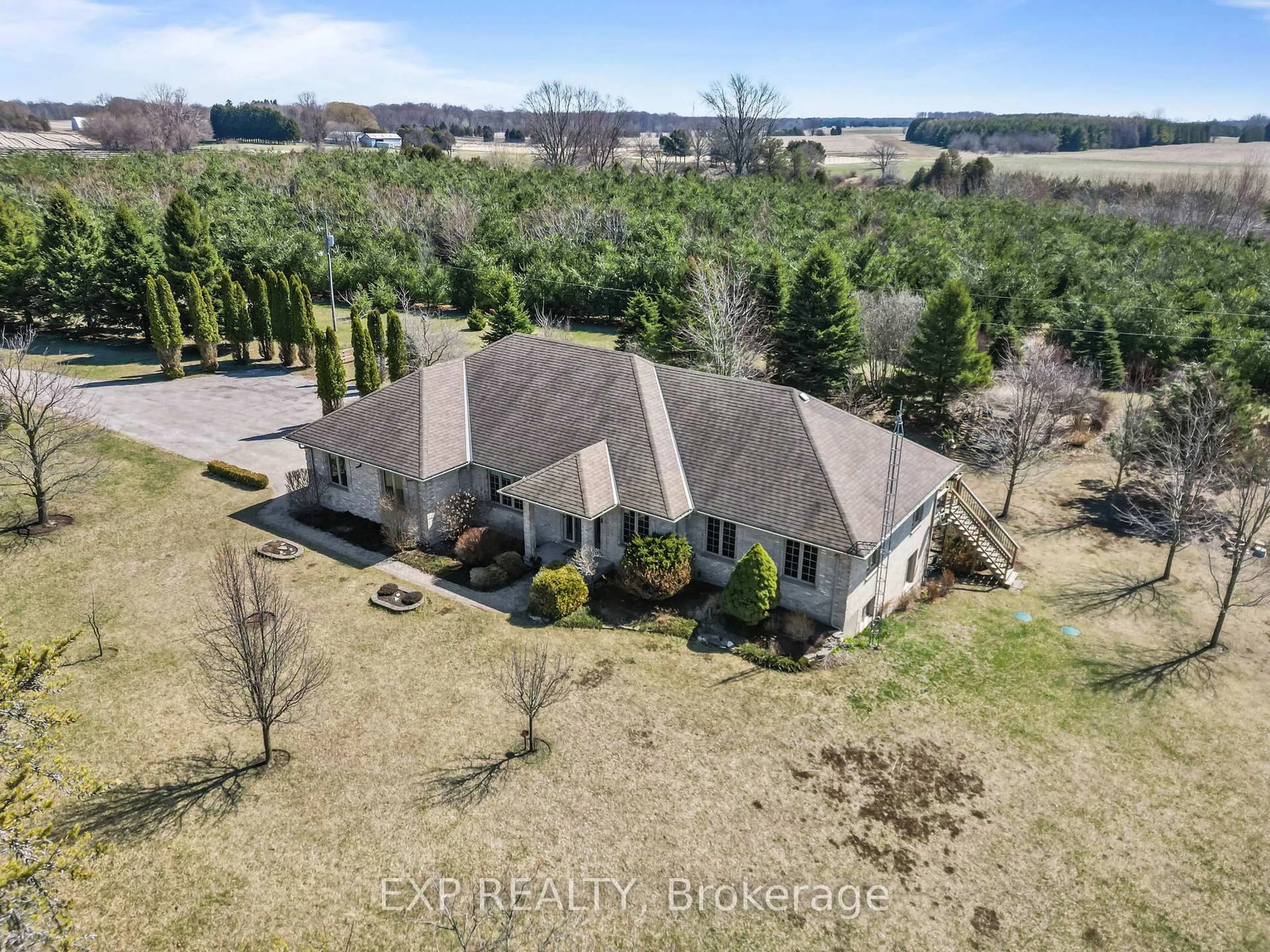 A pic from outside/outdoor area/front of a property/back of a property/a pic from drone, unknown for 8371 Hickory Dr, Strathroy-Caradoc Ontario N7G 3H8