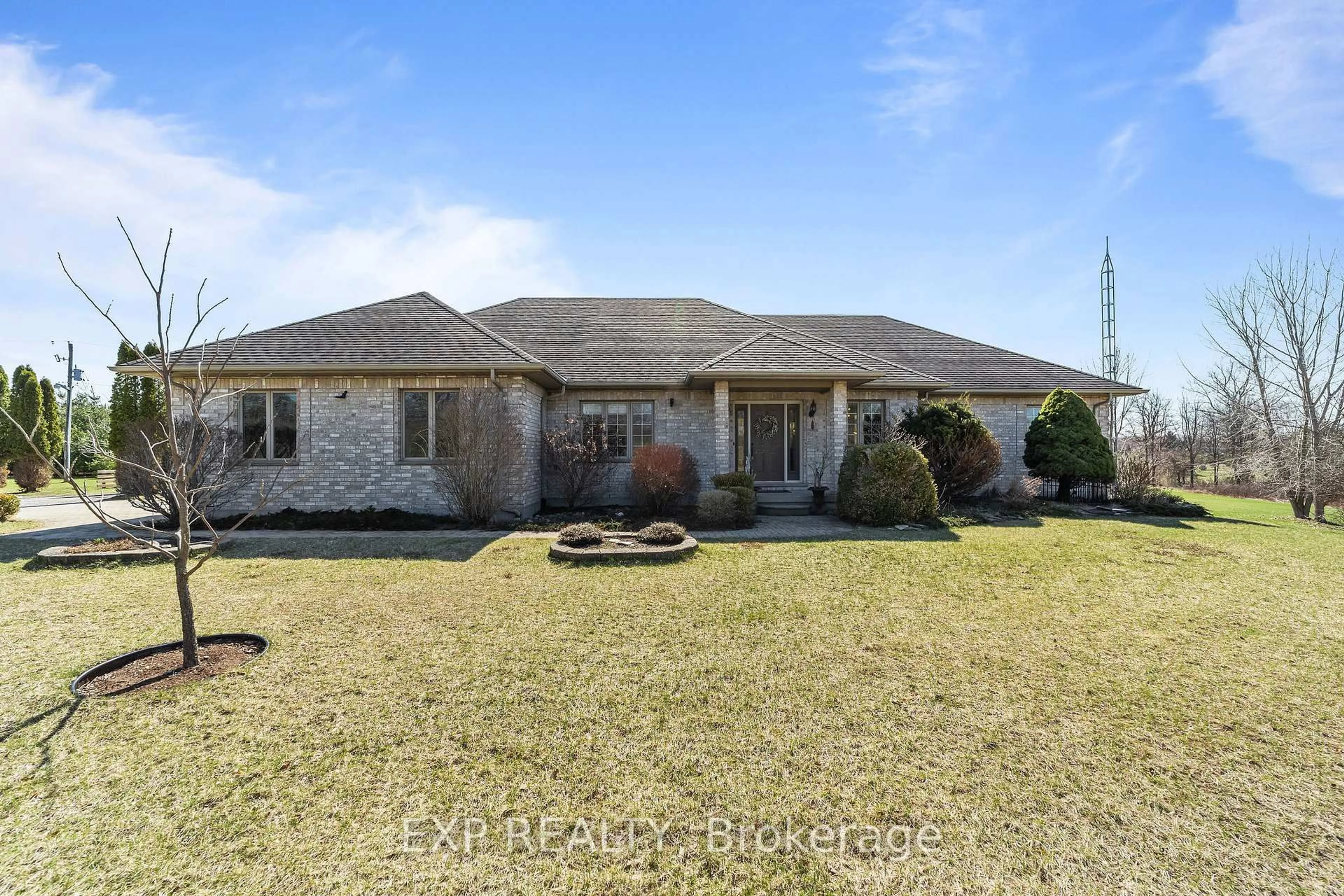 A pic from outside/outdoor area/front of a property/back of a property/a pic from drone, street for 8371 Hickory Dr, Strathroy-Caradoc Ontario N7G 3H8