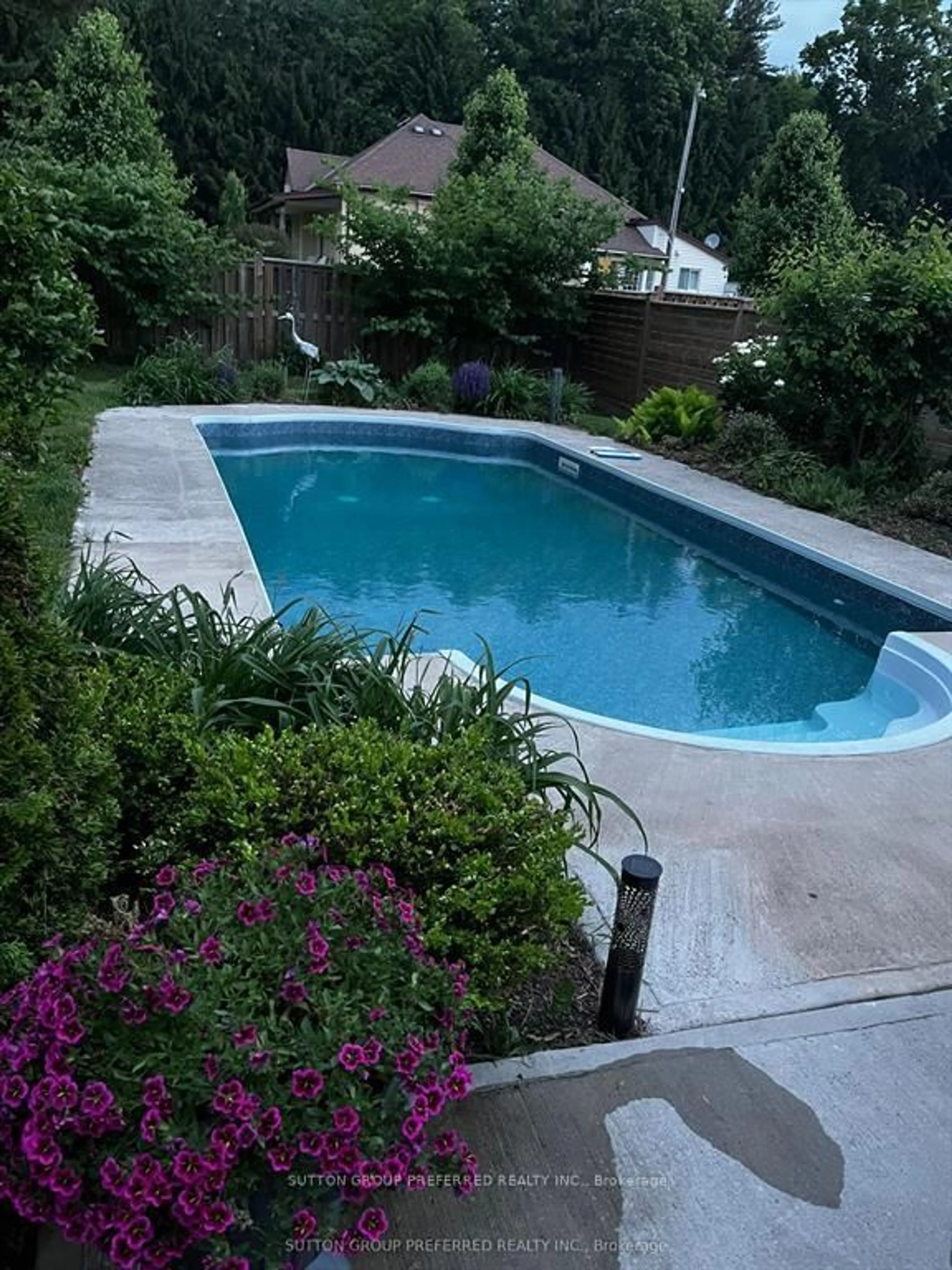 Pool for 21 Armstrong St, Strathroy-Caradoc Ontario N0L 1V0