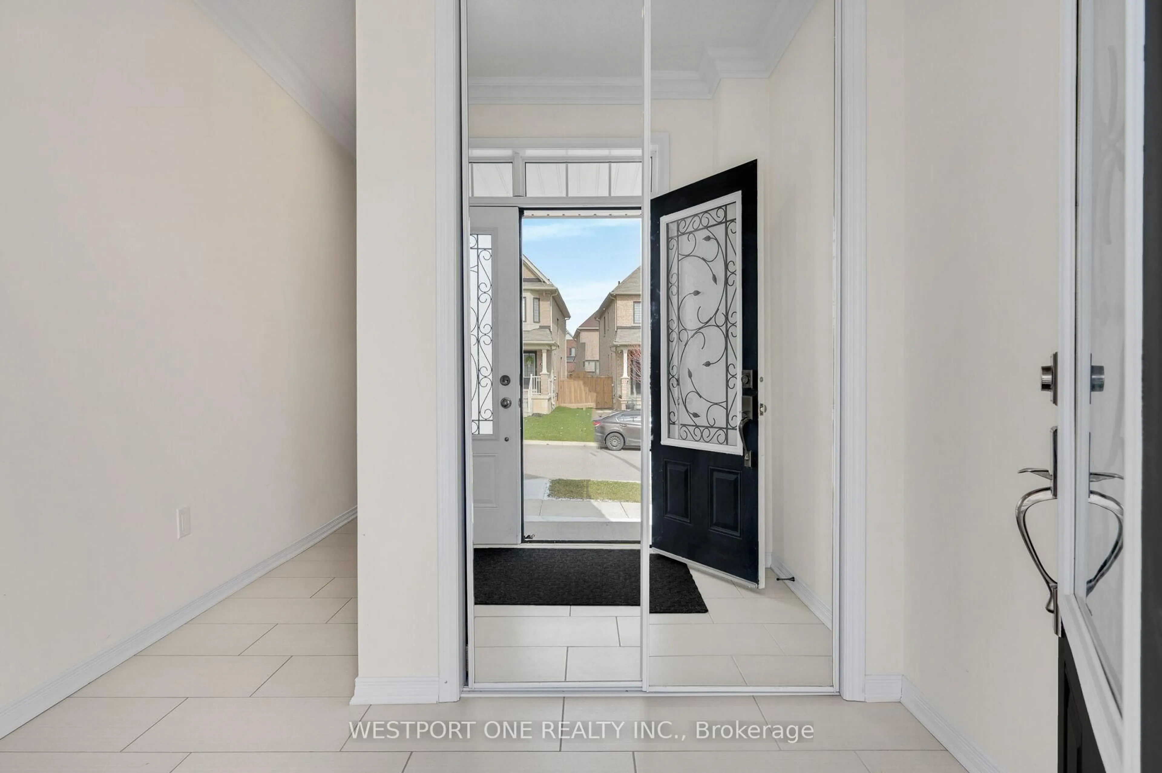 Indoor entryway for 34 Kelso Dr, Haldimand Ontario N3W 2G9