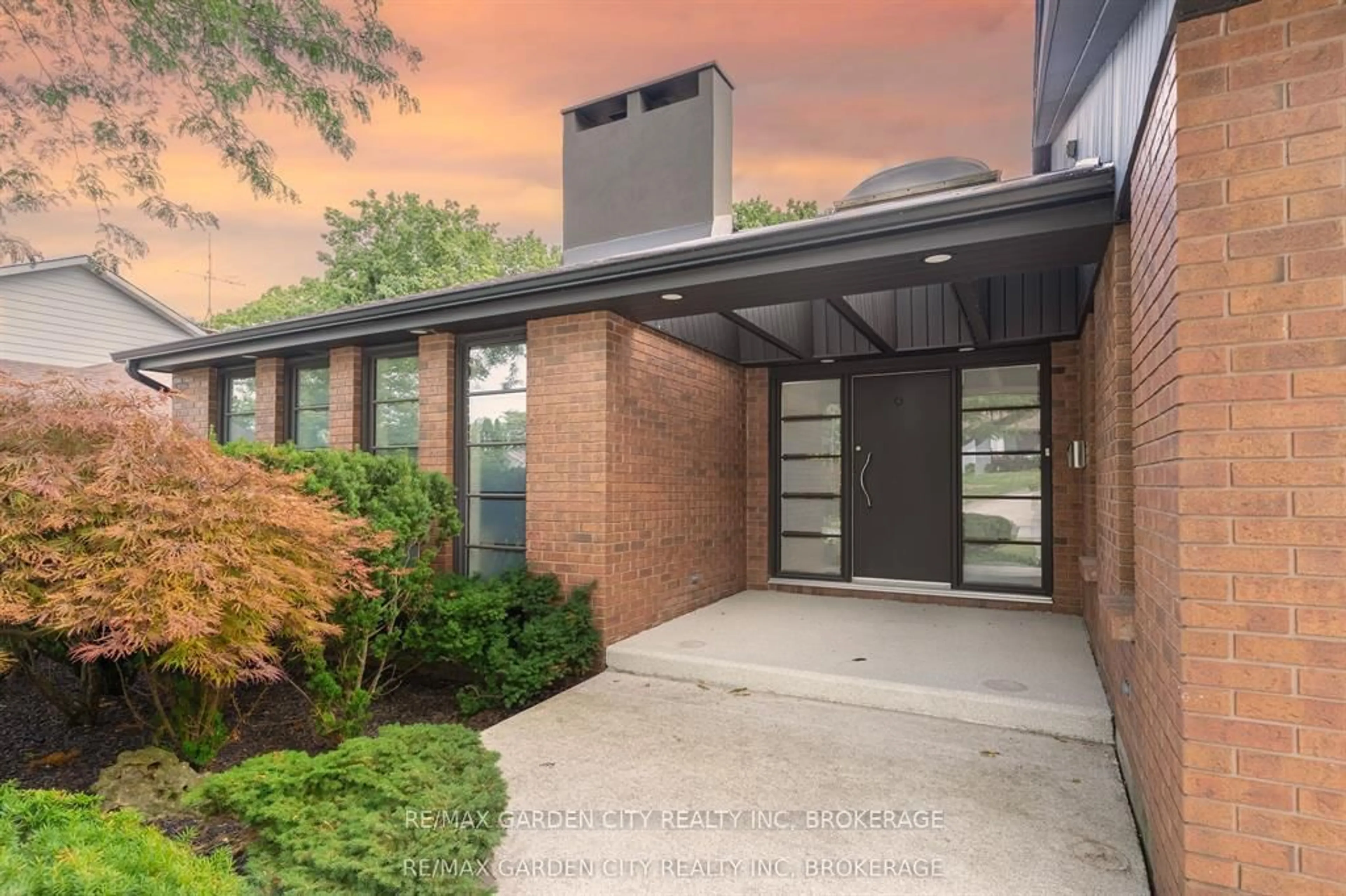 Home with brick exterior material, street for 86 Tremont Dr, St. Catharines Ontario L2R 3B2