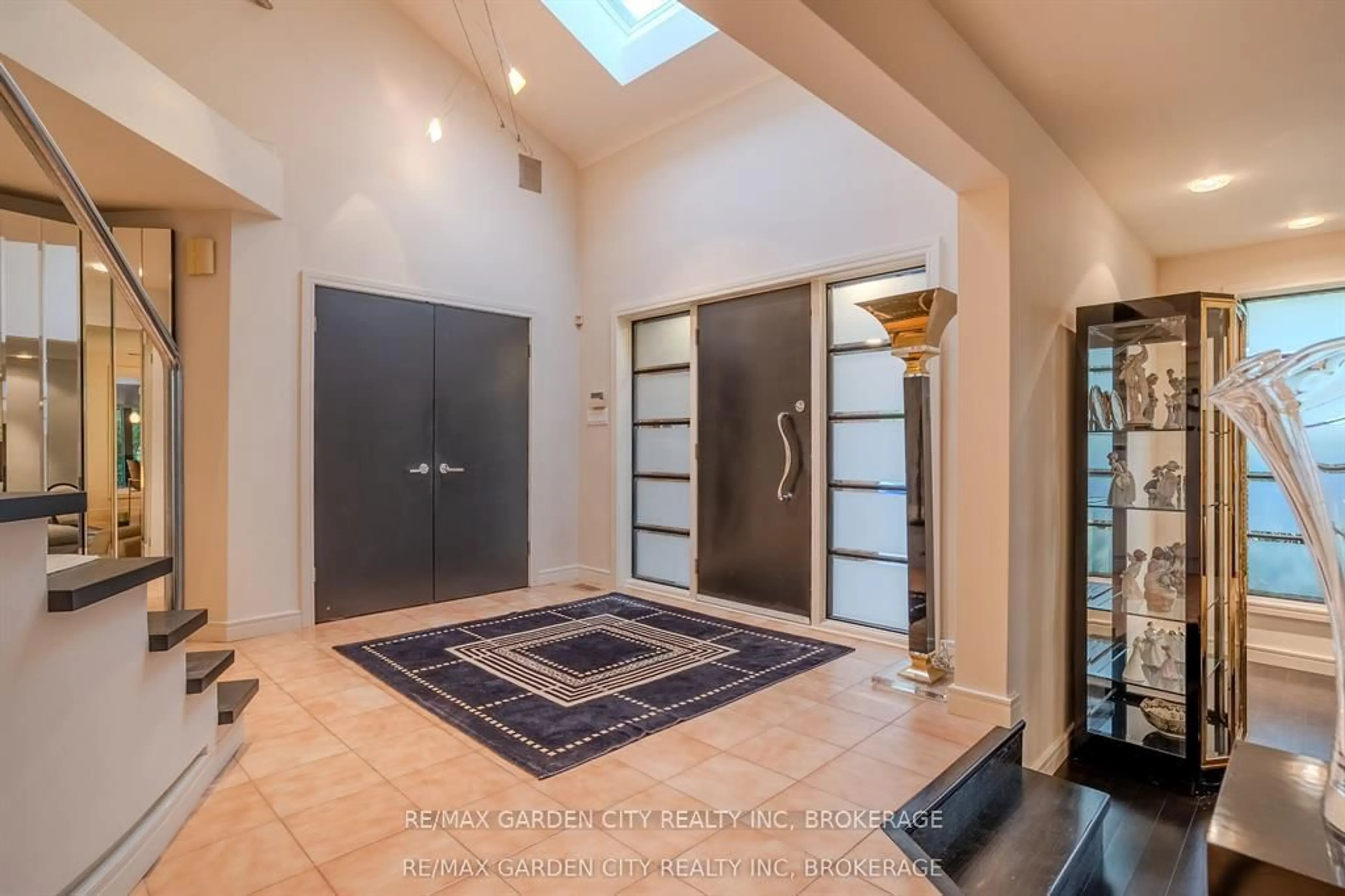 Indoor entryway for 86 Tremont Dr, St. Catharines Ontario L2R 3B2