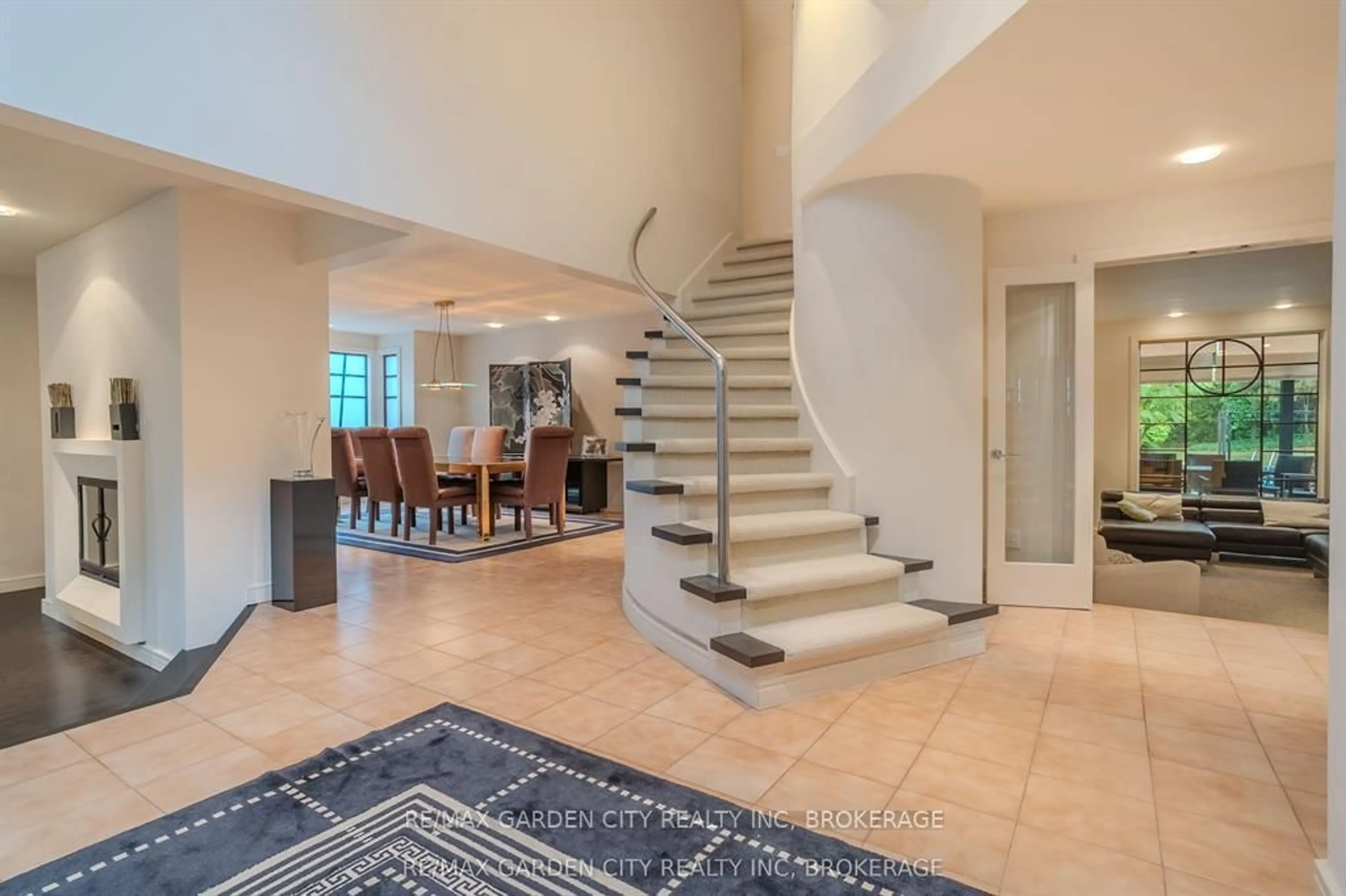 Indoor foyer for 86 Tremont Dr, St. Catharines Ontario L2R 3B2