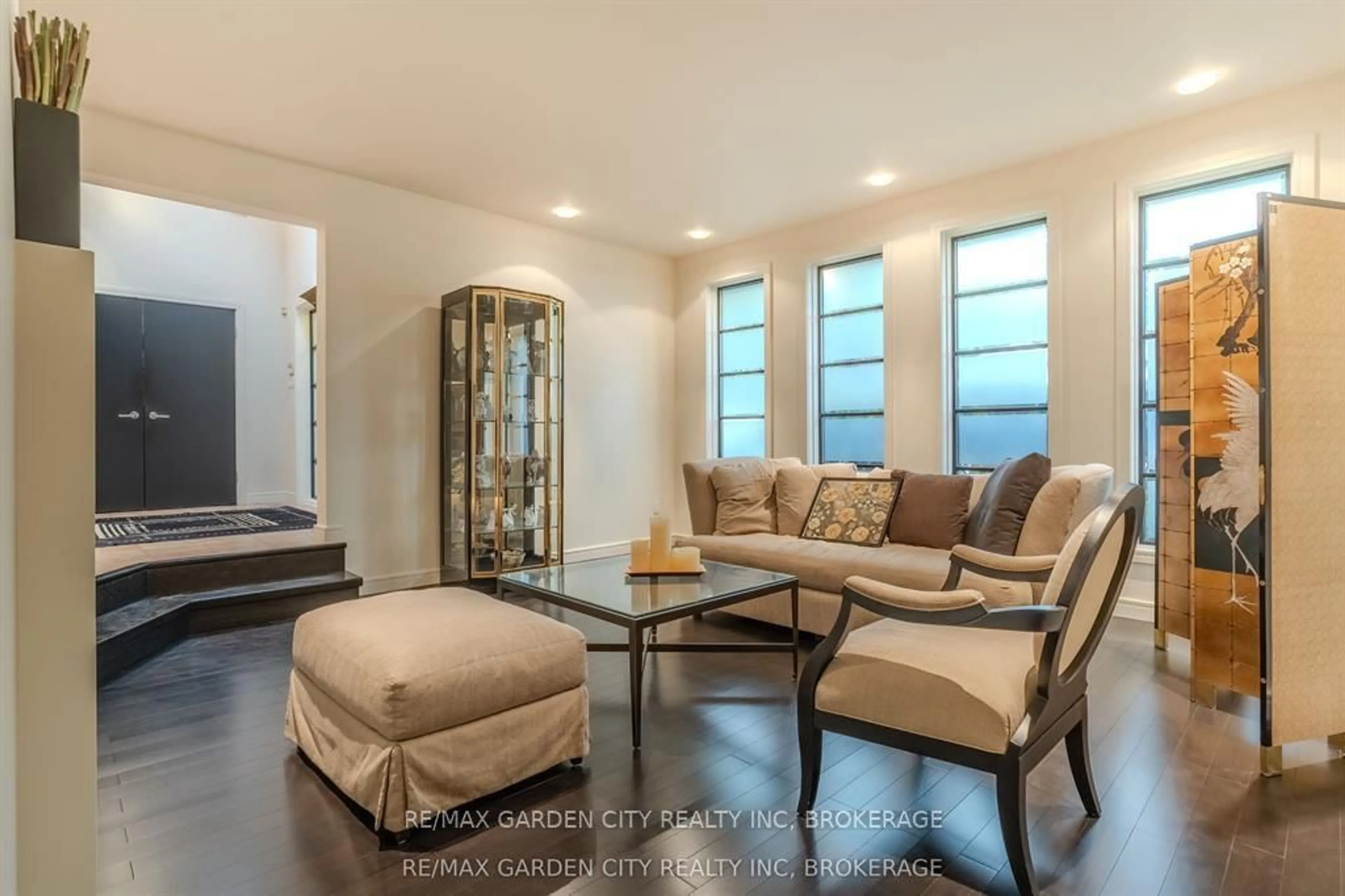 Living room with furniture, unknown for 86 Tremont Dr, St. Catharines Ontario L2R 3B2