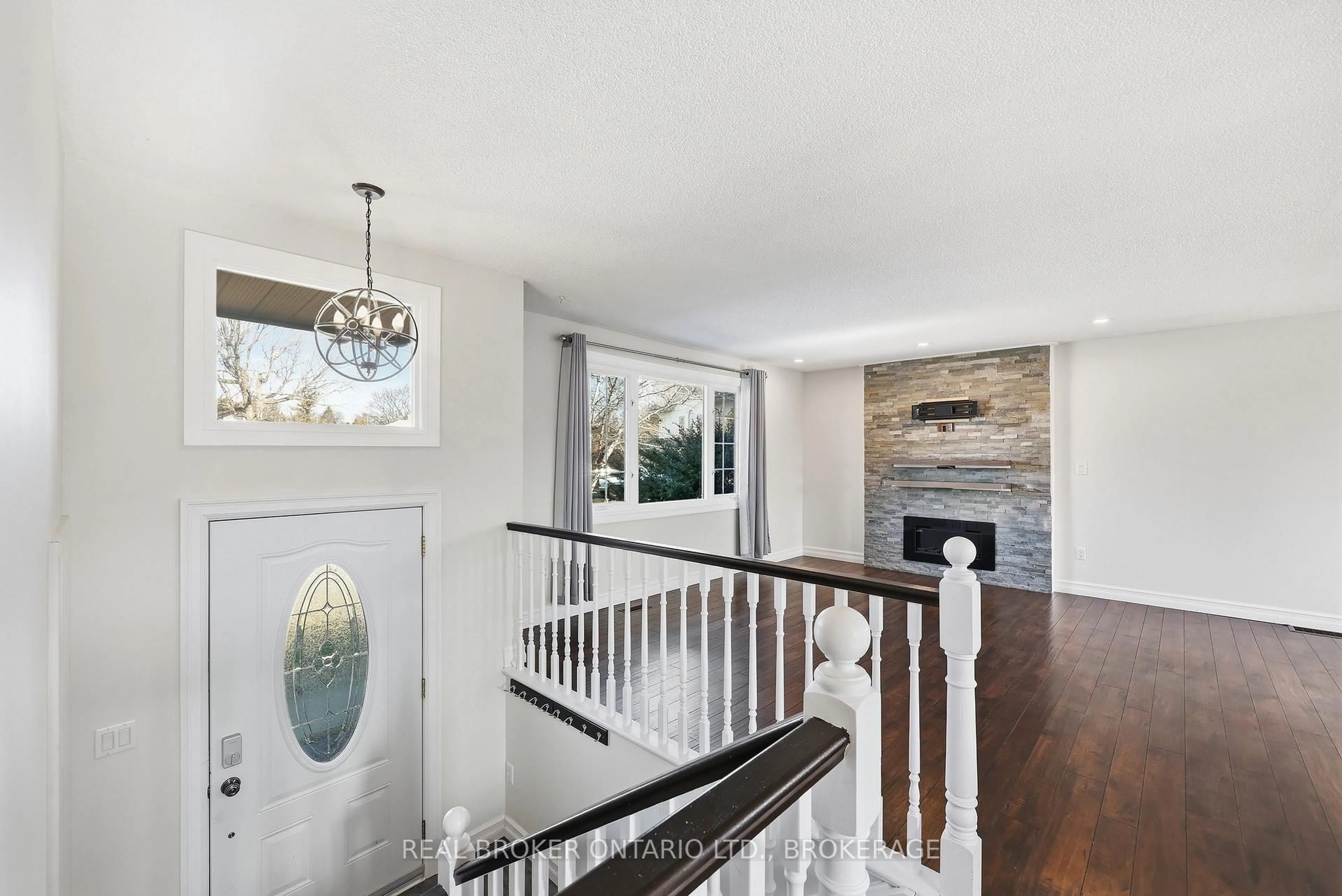 Indoor entryway for 785 CANNIFF Pl, Kingston Ontario K7M 6T9