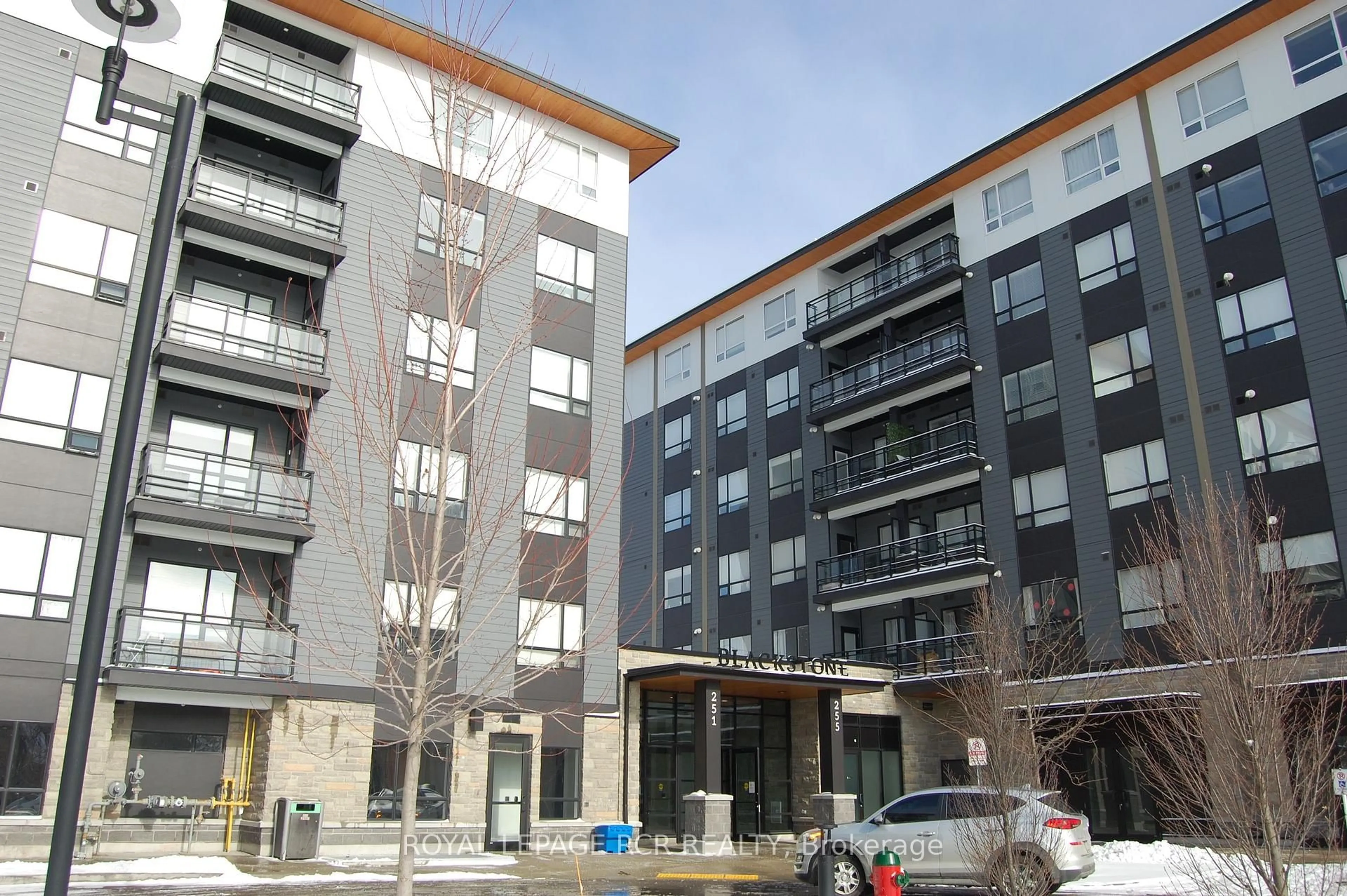 Patio, building for 247 Northfield Dr #505, Waterloo Ontario N2K 0H1